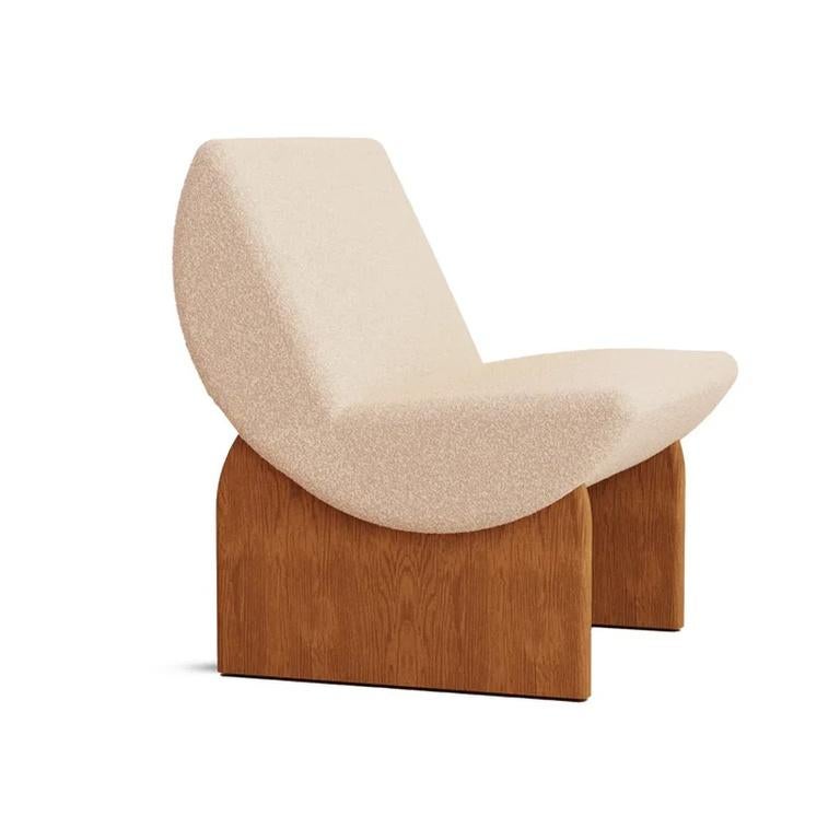 XXI secolo e contemporaneo Sedia da salotto LUNA - Minimalismo scolpito per ambienti contemporanei in vendita