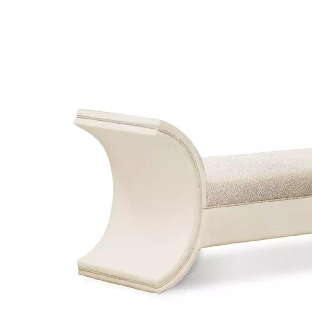 Il est difficile de ne pas remarquer l'éclat stylistique qui rayonne autour du banc Luna. Le design saisissant, entièrement rembourré, est complété par deux croissants de lune qui servent de bras de part et d'autre de son long corps. Son allure