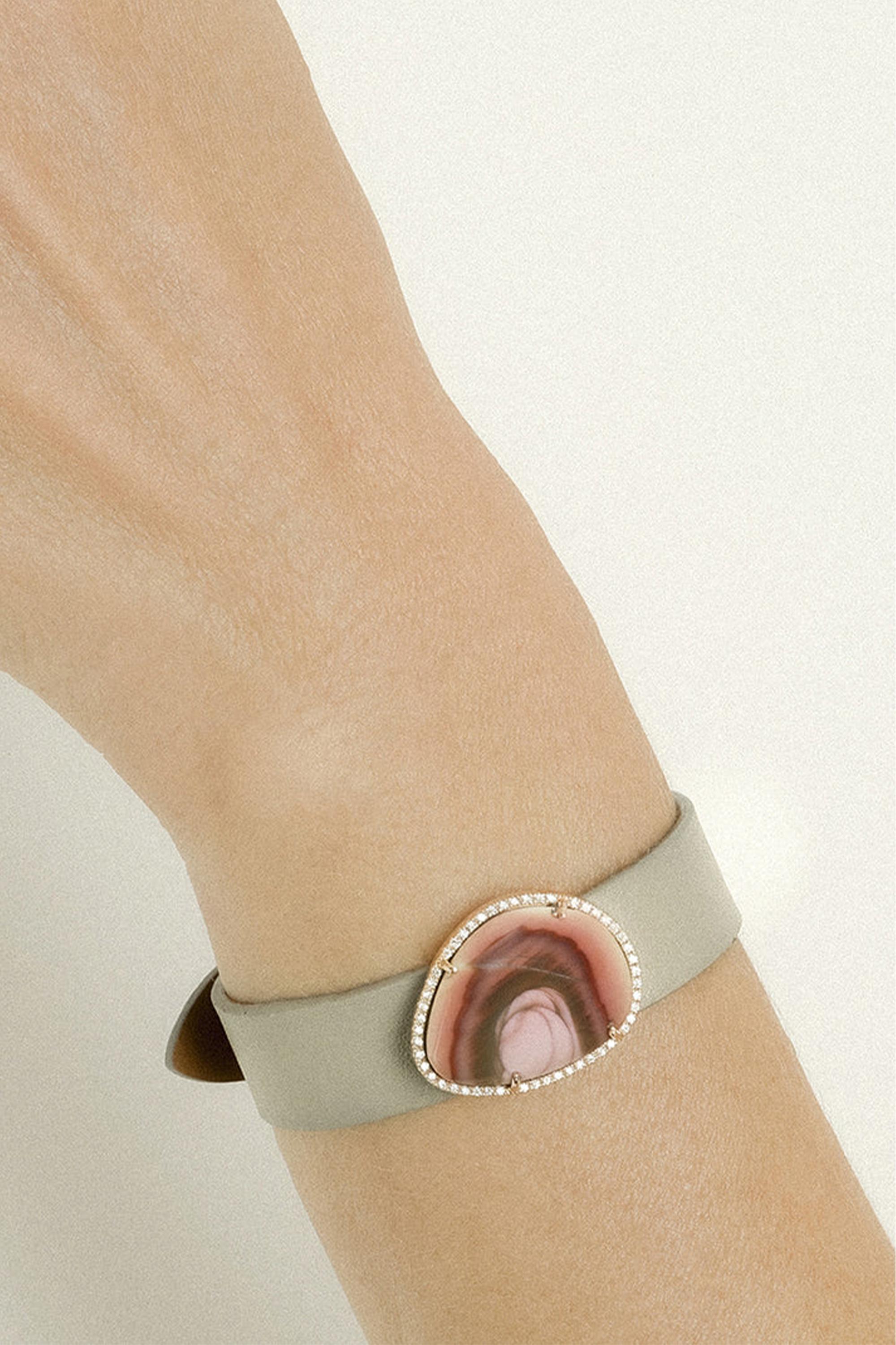 Das Armband LUNA besteht aus einem wunderschönen rosa Achat, der mit 0,30 Karat funkelnden Diamanten besetzt ist und in luxuriösem 18-karätigem Roségold gefasst ist. Dieses elegante Armband besteht aus drei austauschbaren Lederbändern in den Farben