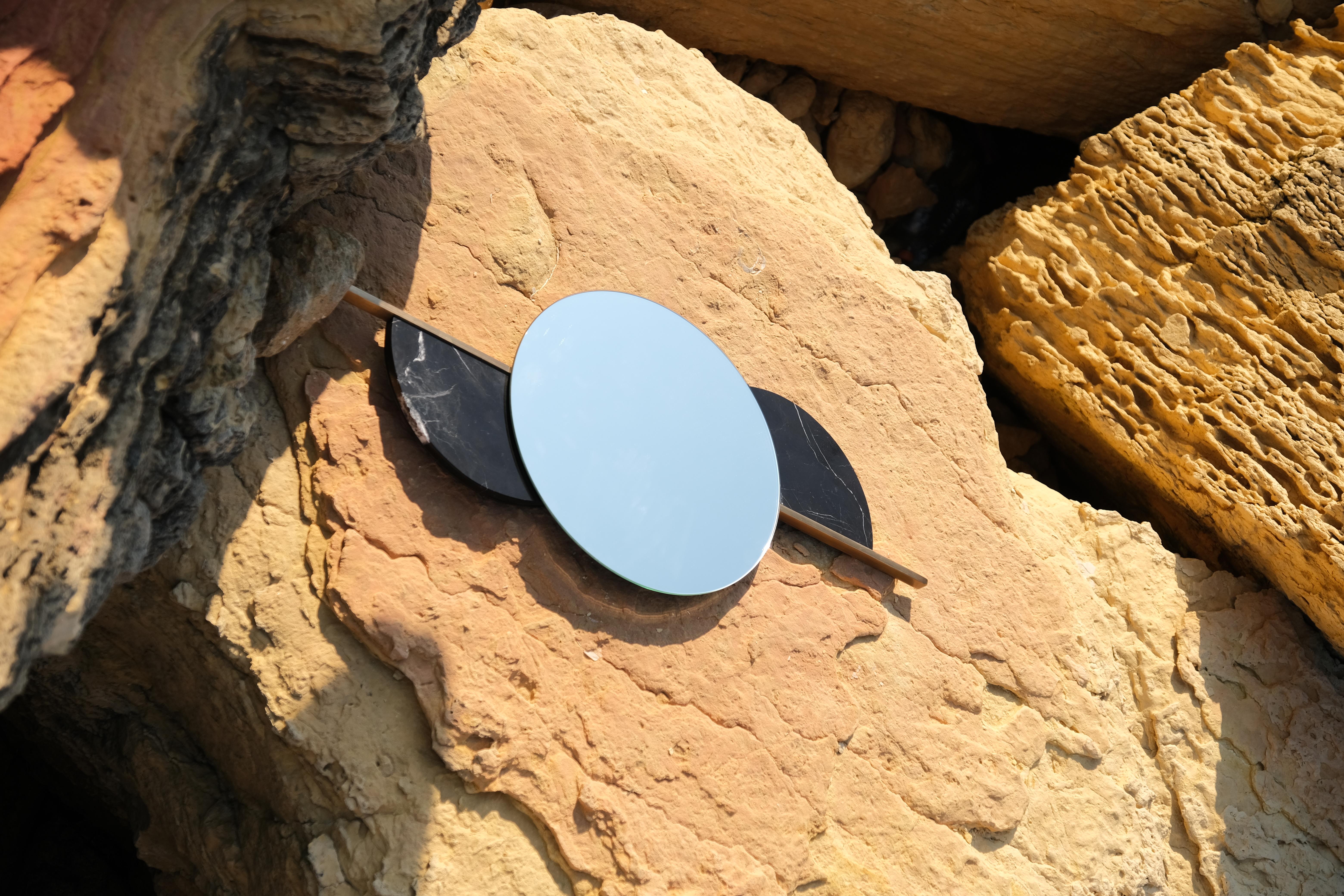 XXIe siècle et contemporain Miroir Luna en laiton et marbre en vente