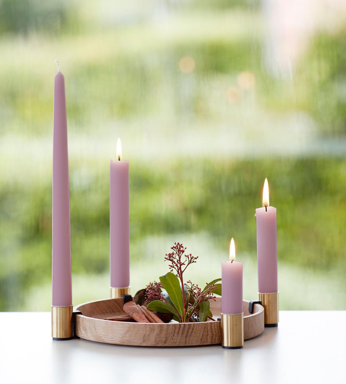 Luna Messing-Kerzenhalter und Tablett von Applicata
Abmessungen: T 27 x B 27 x H 3,7 cm
MATERIALIEN: Messing, Eiche.

Erhältlich in schwarz oder Messing Kerzenhalter.
Erhältlich in der Maxi-Version.

Die Idee war, einen Kerzenständer zu entwerfen,
