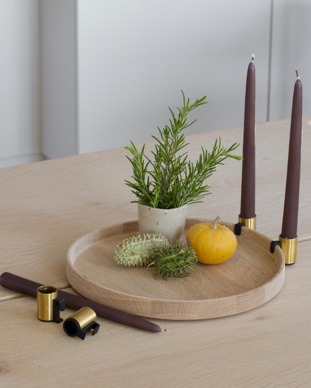 Luna Messing-Kerzenhalter und Tablett von Applicata im Zustand „Neu“ im Angebot in Geneve, CH