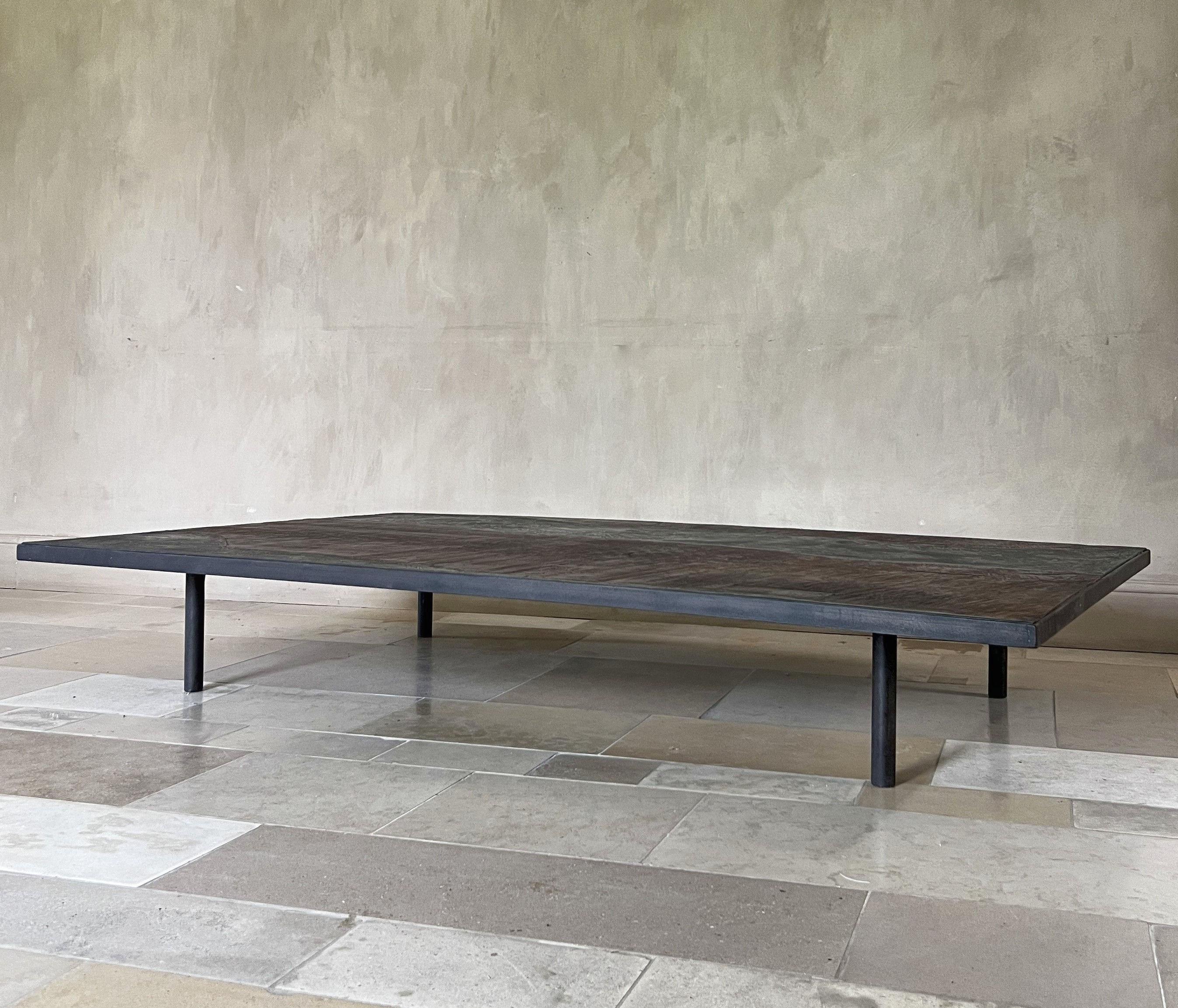 Notre table basse LUNA en châtaignier du XVIIIe siècle et en plâtre marbré sur une structure en fer personnalisée.