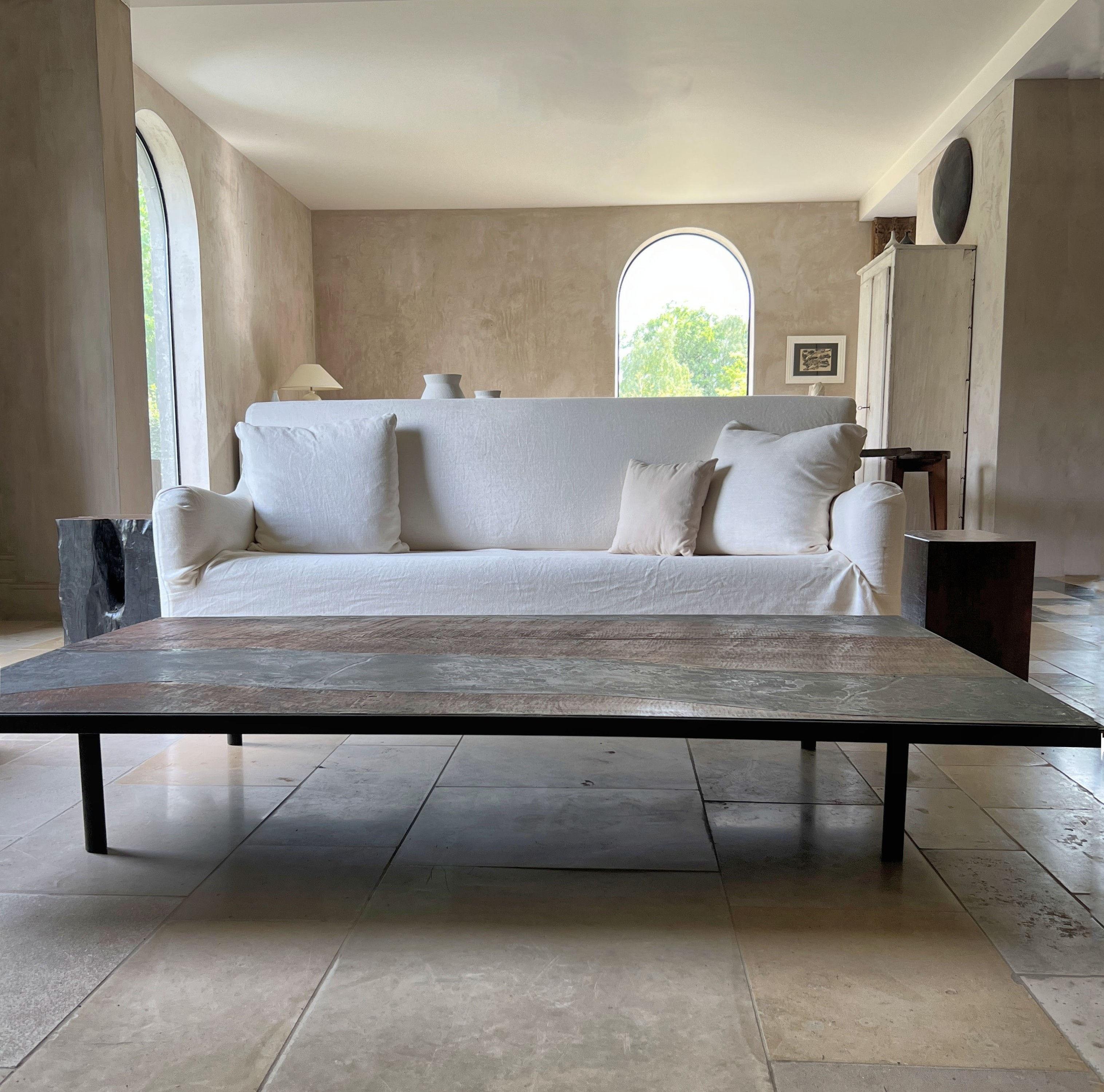 Belge Table basse Luna en châtaignier recyclé et plâtre marbré en vente