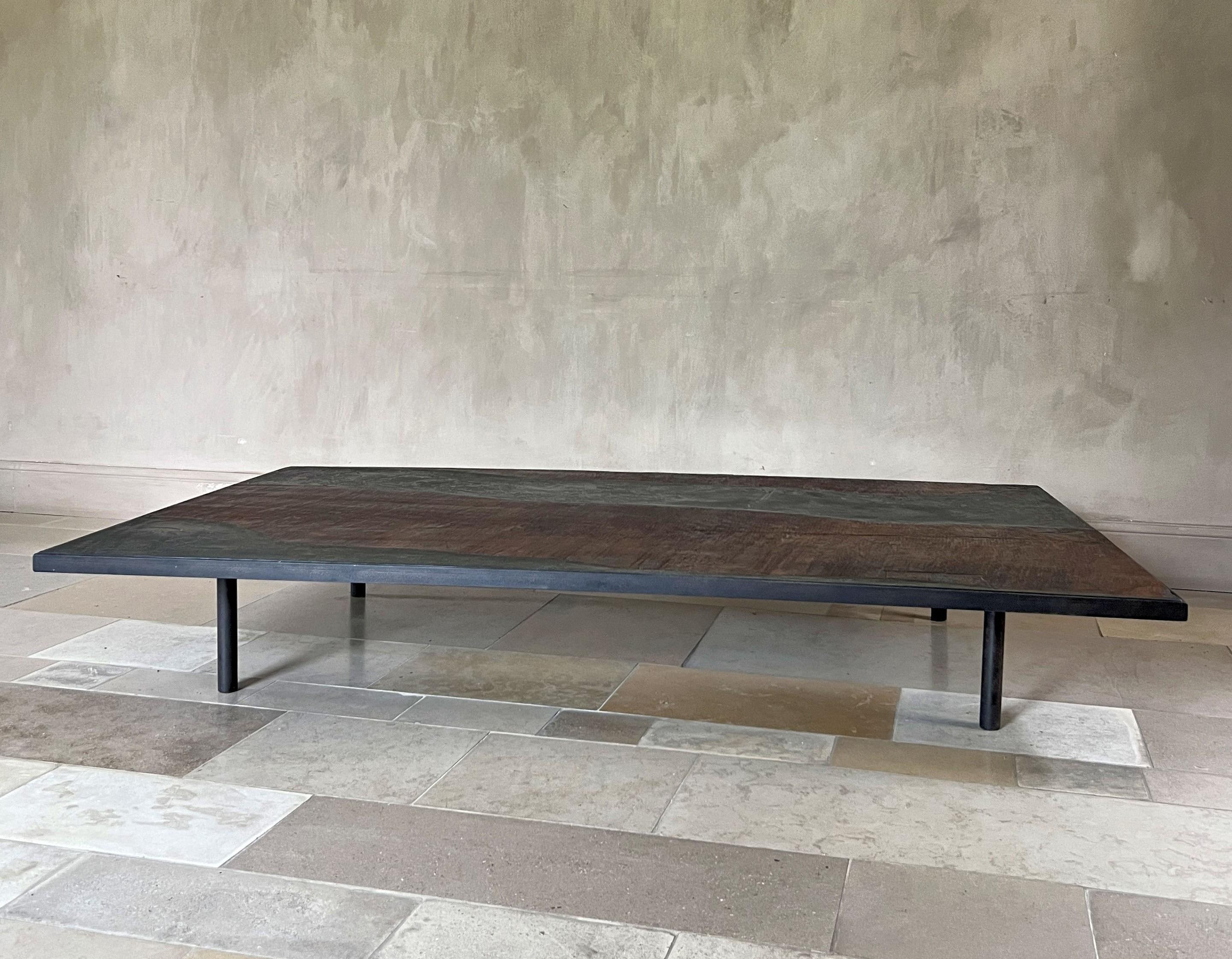 Fait main Table basse Luna en châtaignier recyclé et plâtre marbré en vente