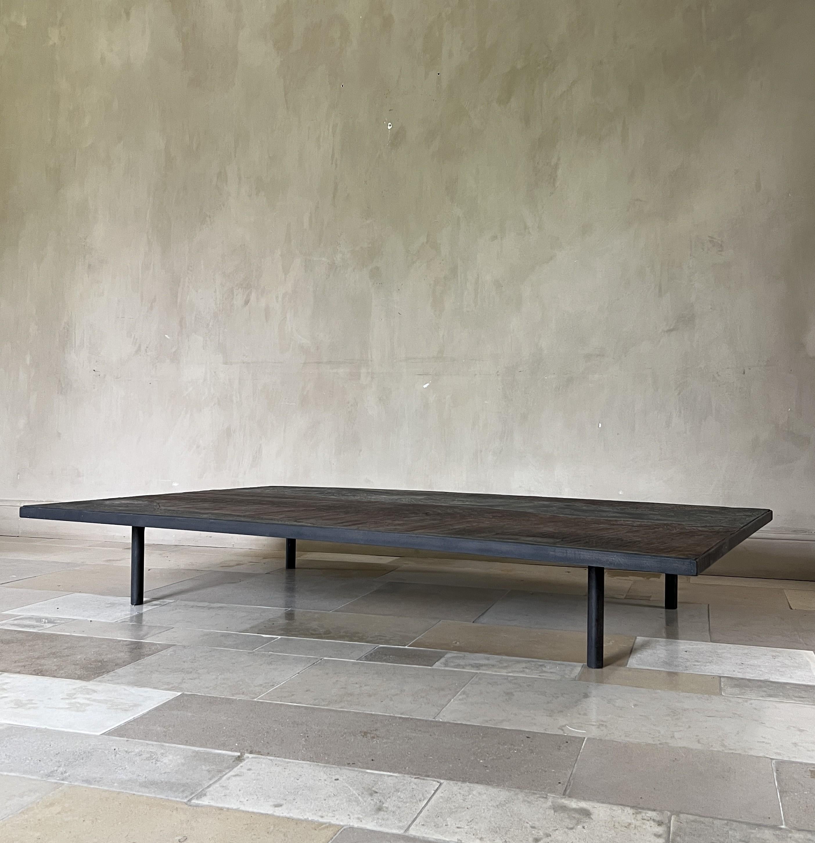 Plâtre Table basse Luna en châtaignier recyclé et plâtre marbré en vente