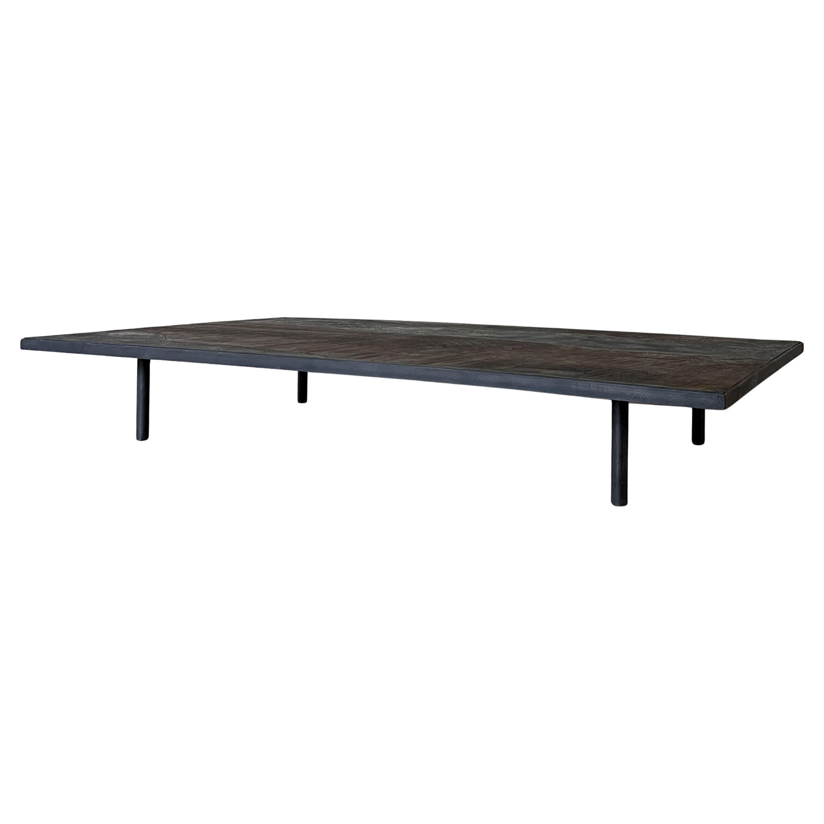 Table basse Luna en châtaignier recyclé et plâtre marbré en vente