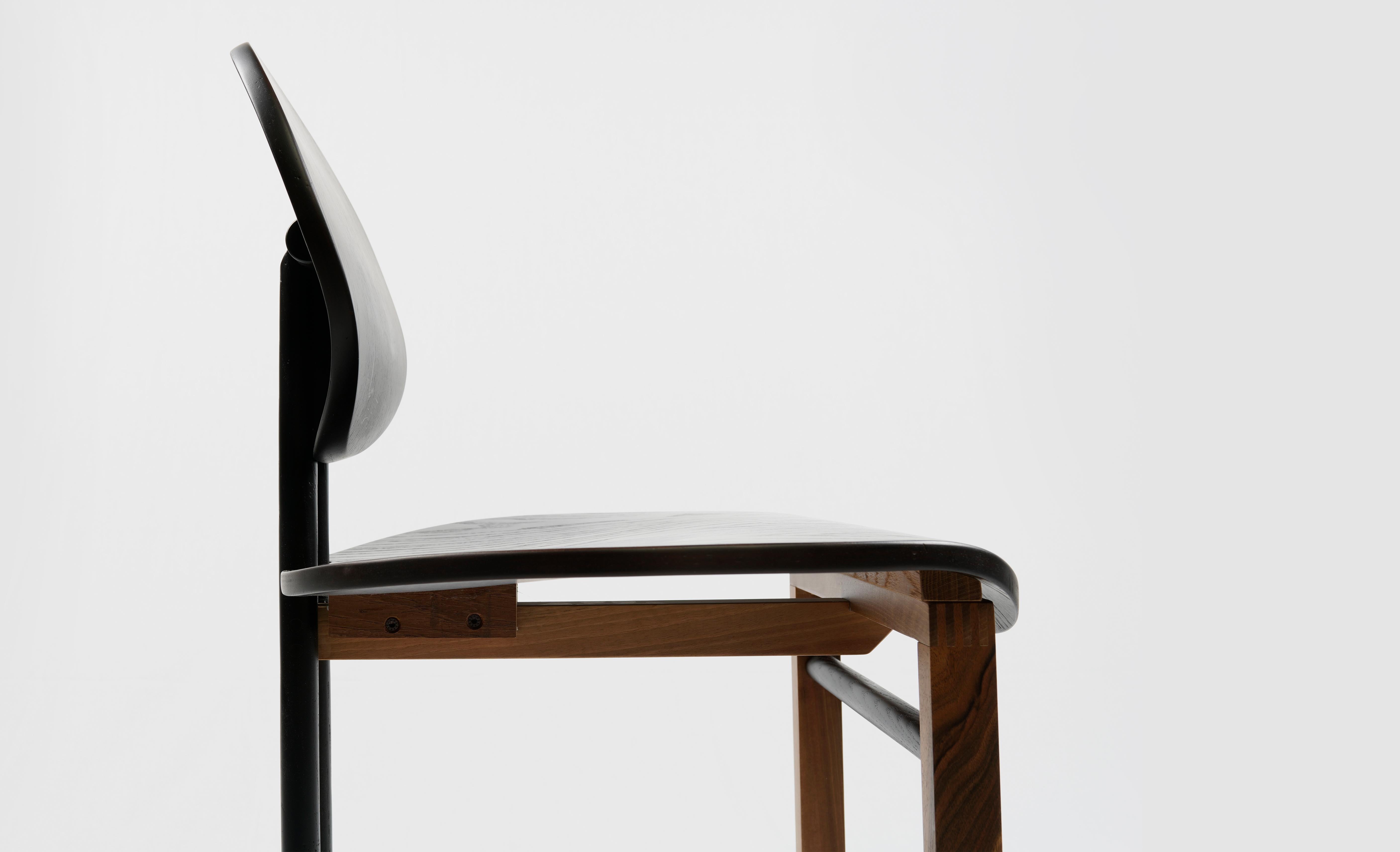 Luna Zeitgenössischer Esszimmerstuhl aus Holz (Moderne) im Angebot