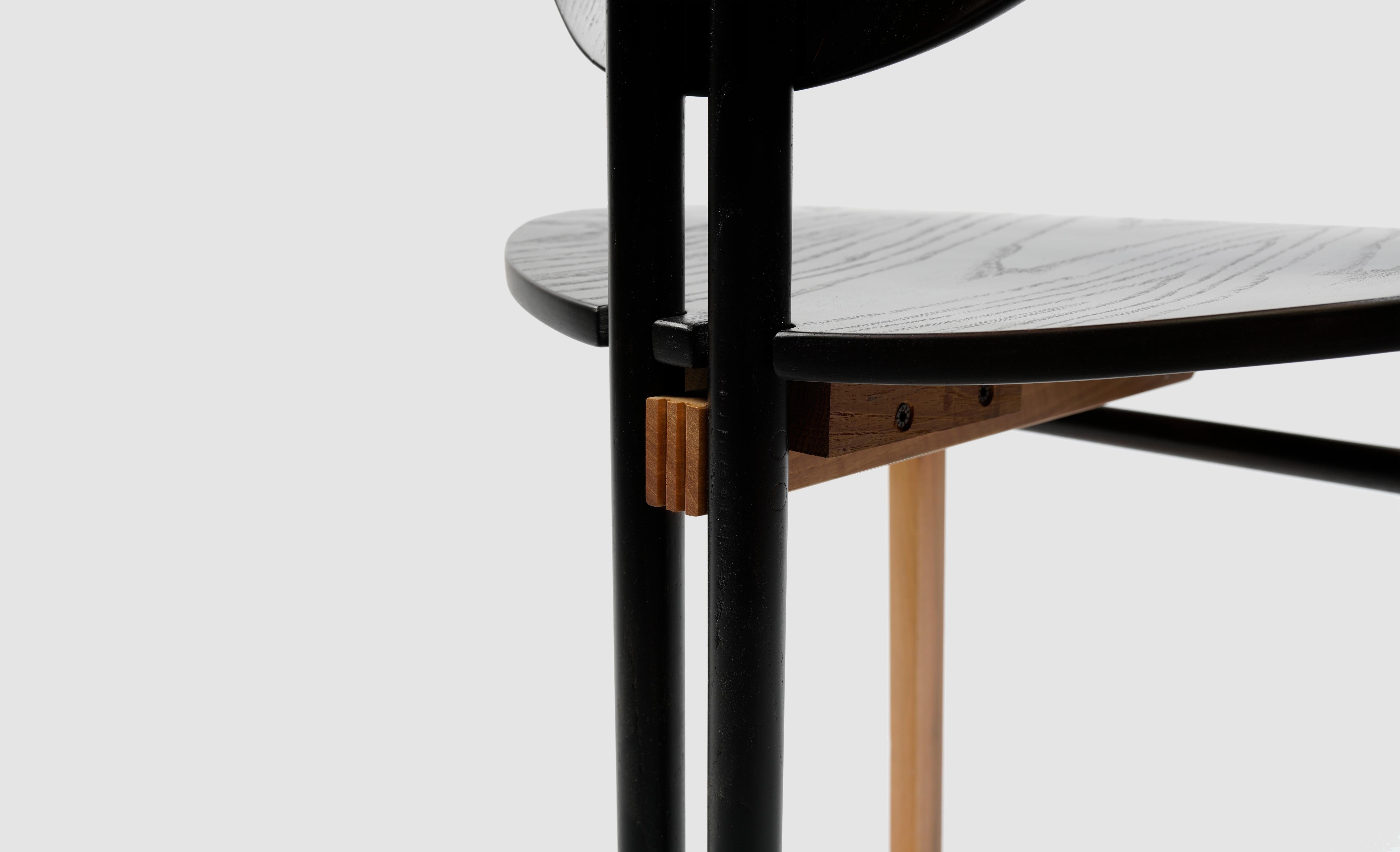 Chaise de salle à manger contemporaine Luna en bois Neuf - En vente à London, GB