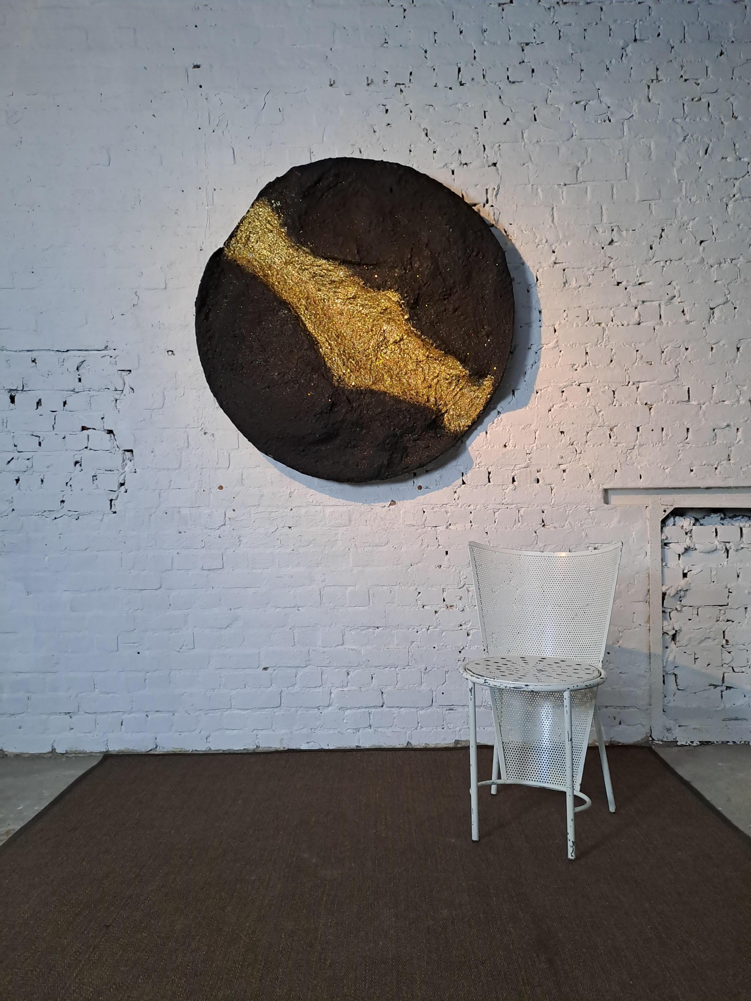 'Luna d'oro' opera d'arte di Ottavio Fabbri (Italia) Scultura circolare con una superficie rozza e sassosa attraversata da una valle scintillante d'oro. Ispirato dalle stelle e dalla luna. L'artista italiano contemporaneo Ottavio Fabbri è un