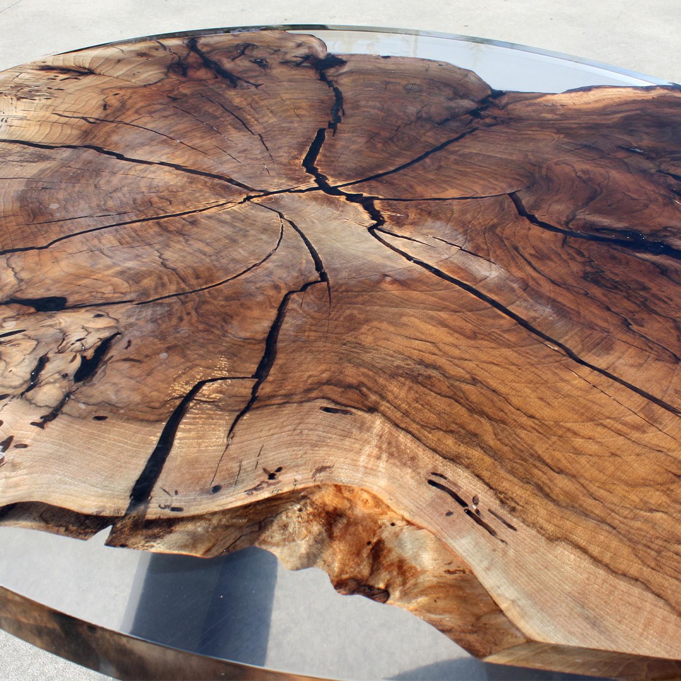 This 120 x 120 x 75 cm round table made in wood and resin is the ideal solution for your living-room. The surface can be polished and treated with natural oil or completely incorporated into the resin. The table top presented is in walnut, but it