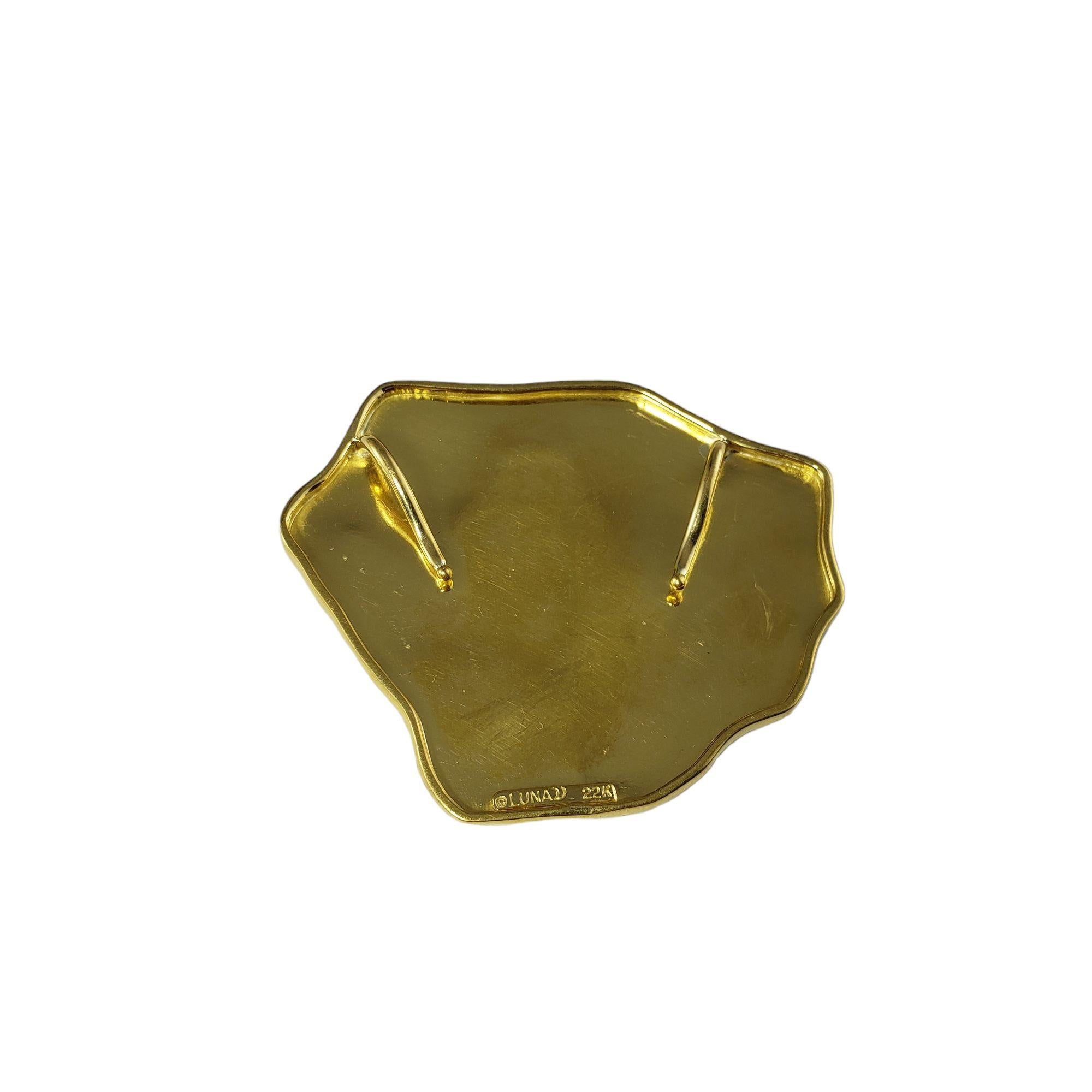 Vintage Luna Felix 22 Karat Yellow Gold Aztec Pendant-

This stunning Aztec pendant by jewelry designer Luna Felix is crafted in meticulously detailed 22K yellow gold.

Size: 43 mm x 50 mm

Weight: 12.7 dwt. / 19.5 gr.

Hallmark: Luna 22K

Very good