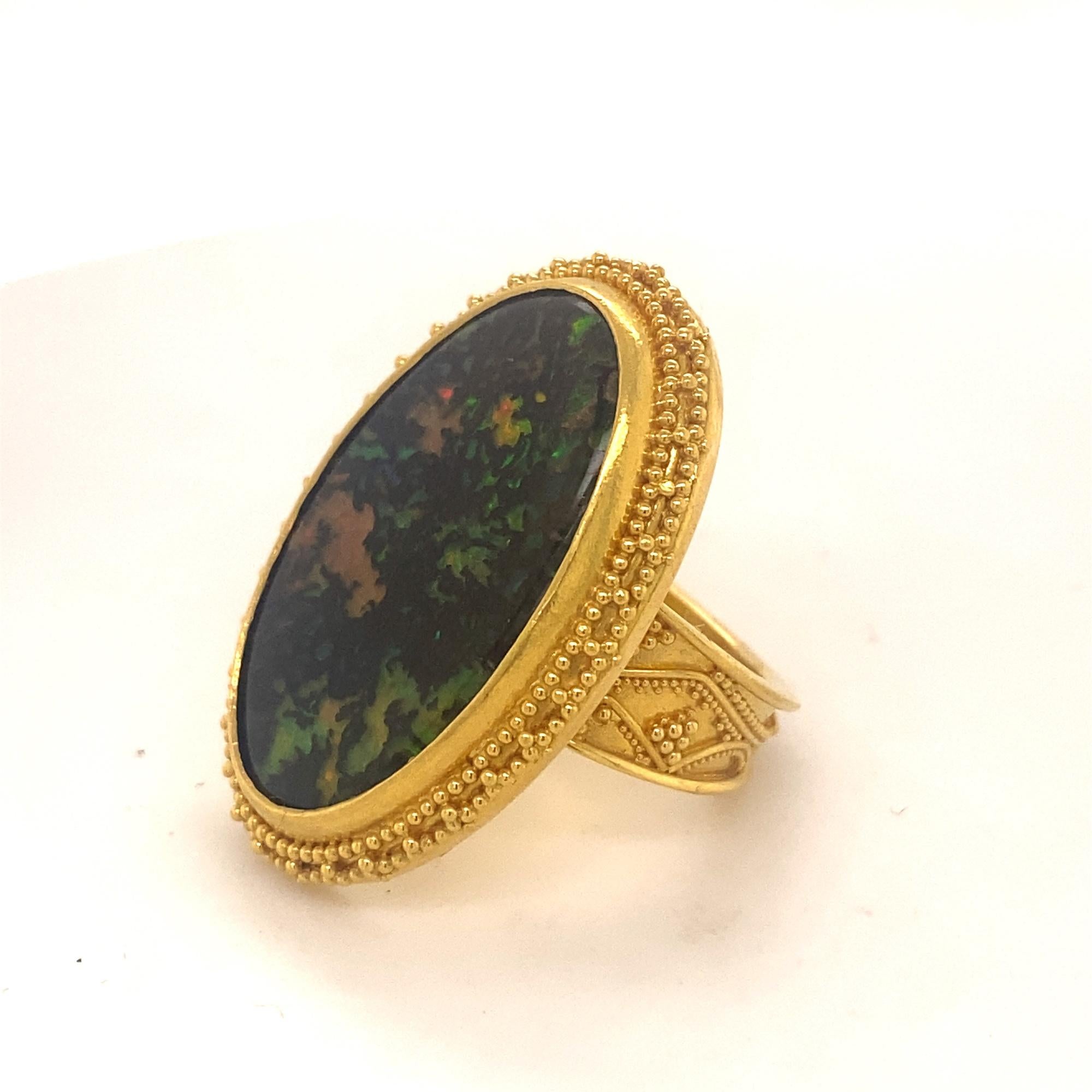 Dies ist eine atemberaubende Ring von wichtigen Künstler Luna Felix mit 22K Gold und einem großen Conk Wood Opal.  Der Ring hat einen natürlichen, seltenen ovalen 