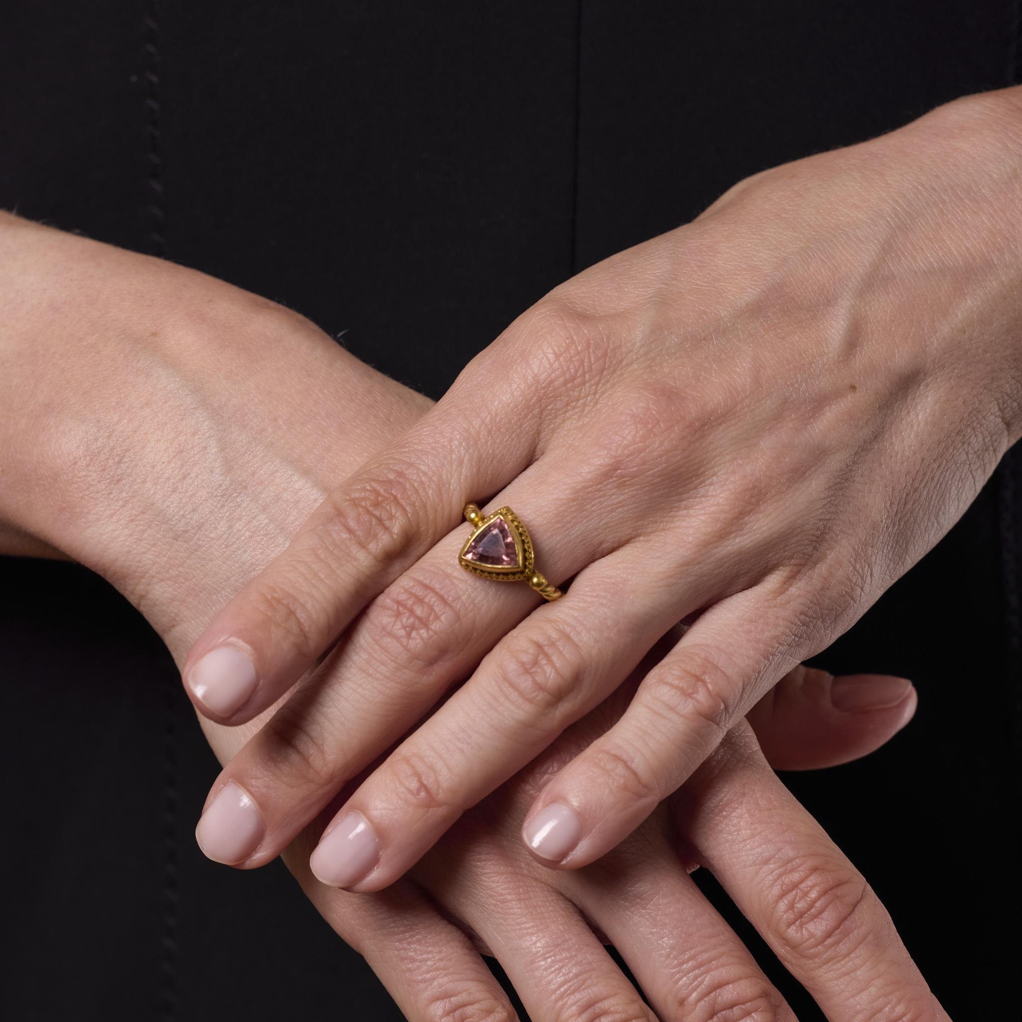 Non taillé Luna Felix, bague solitaire en or jaune 18 carats avec tourmaline rose en vente