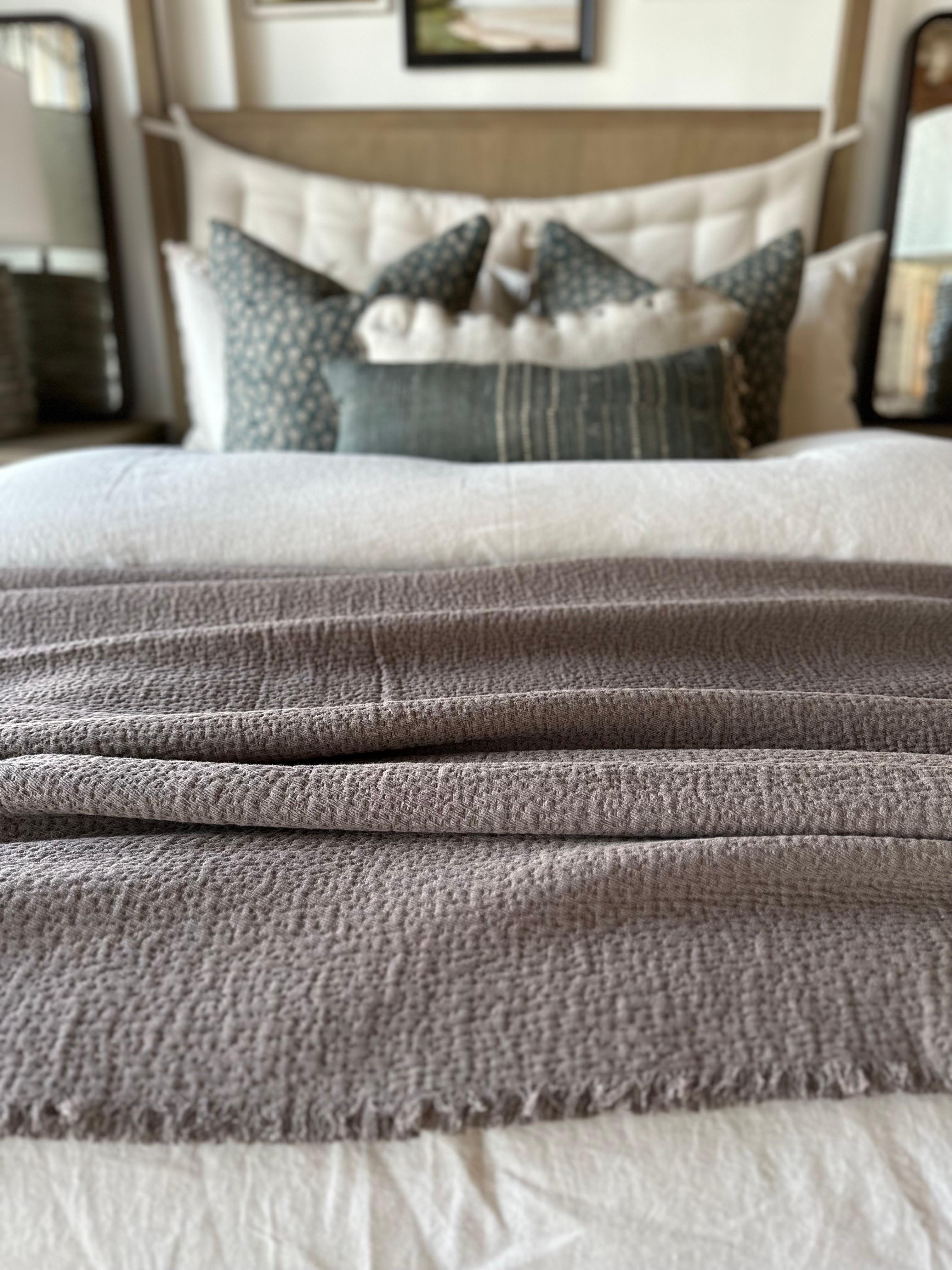 A soft plush cotton coverlet with great texture. Great to use as an accent at the end of the bed, or use as a coverlet.
Color: Beige-Rose-104-94 ( a dark moody mauve grey brown)
Size : 94x102
Large size can accomodate a queen size or king size