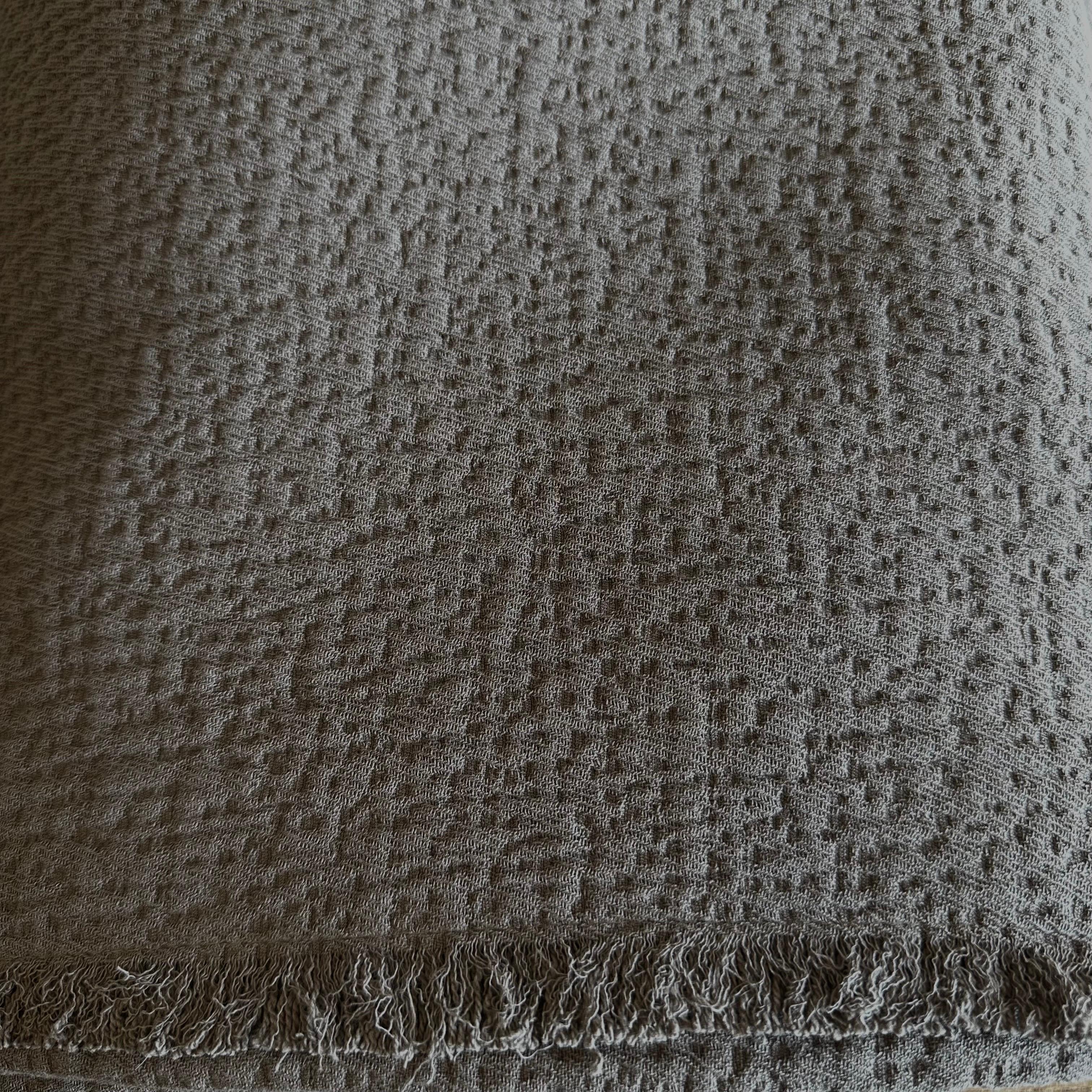 XXI secolo e contemporaneo Coperta o copriletto in cotone francese Luna in Beige Rose in vendita