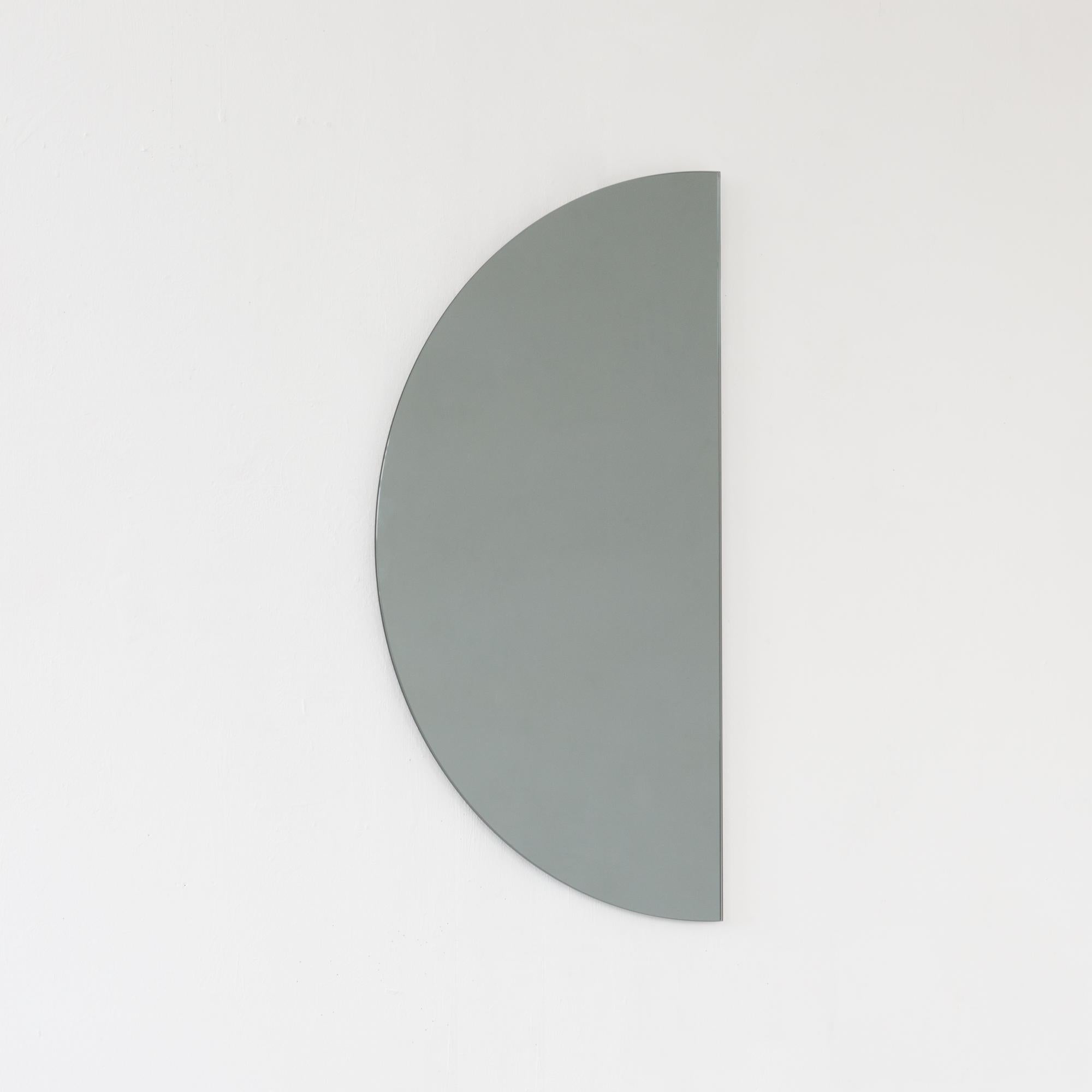 Britannique Luna Half-Moon Black Tinted Semi-circular Frameless Contemporary Mirror, XL (miroir contemporain semi-circulaire teinté) en vente