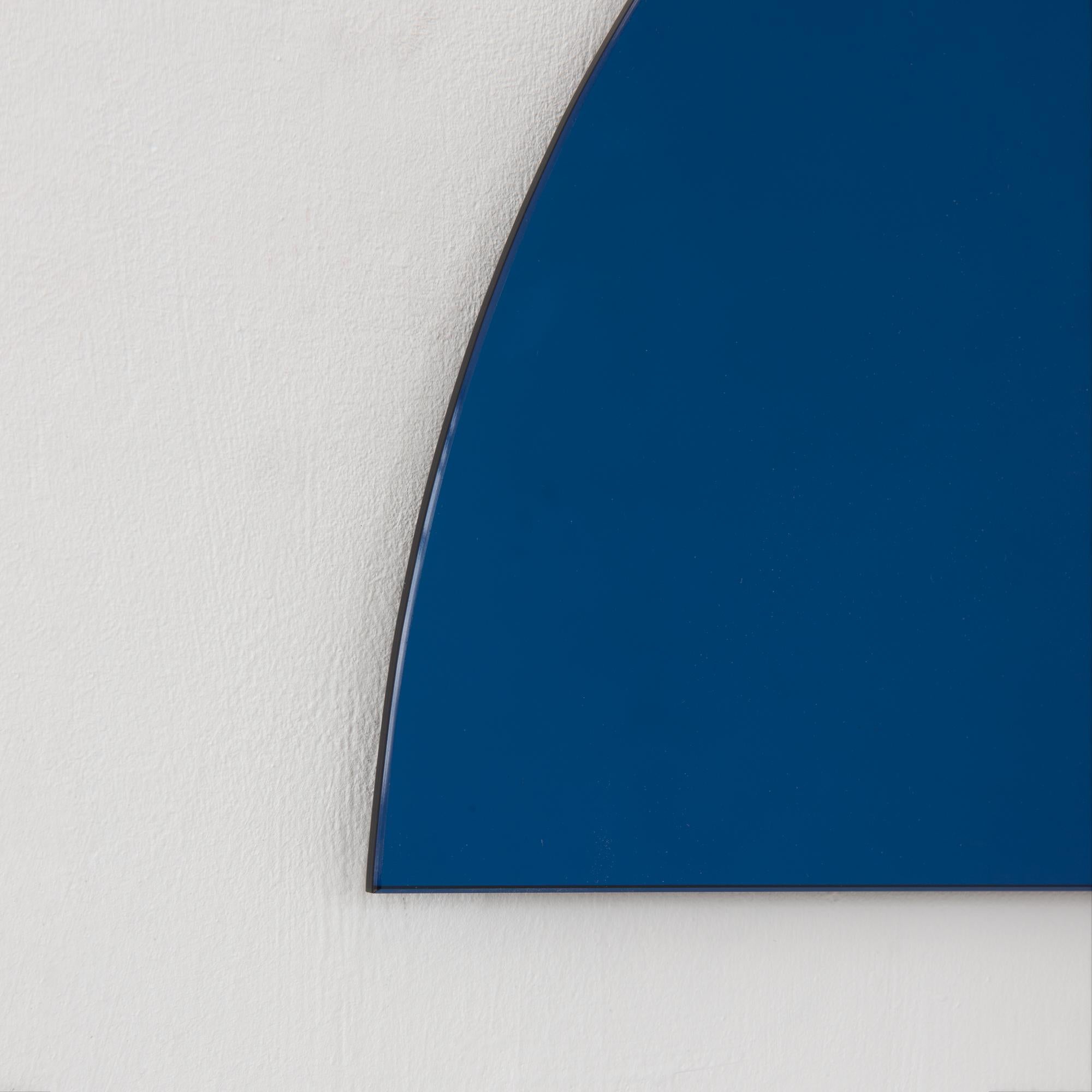 Luna Half-Moon Blue Tinted Semi-circular Contemporary Frameless Mirror (miroir contemporain sans cadre), Large en vente 2