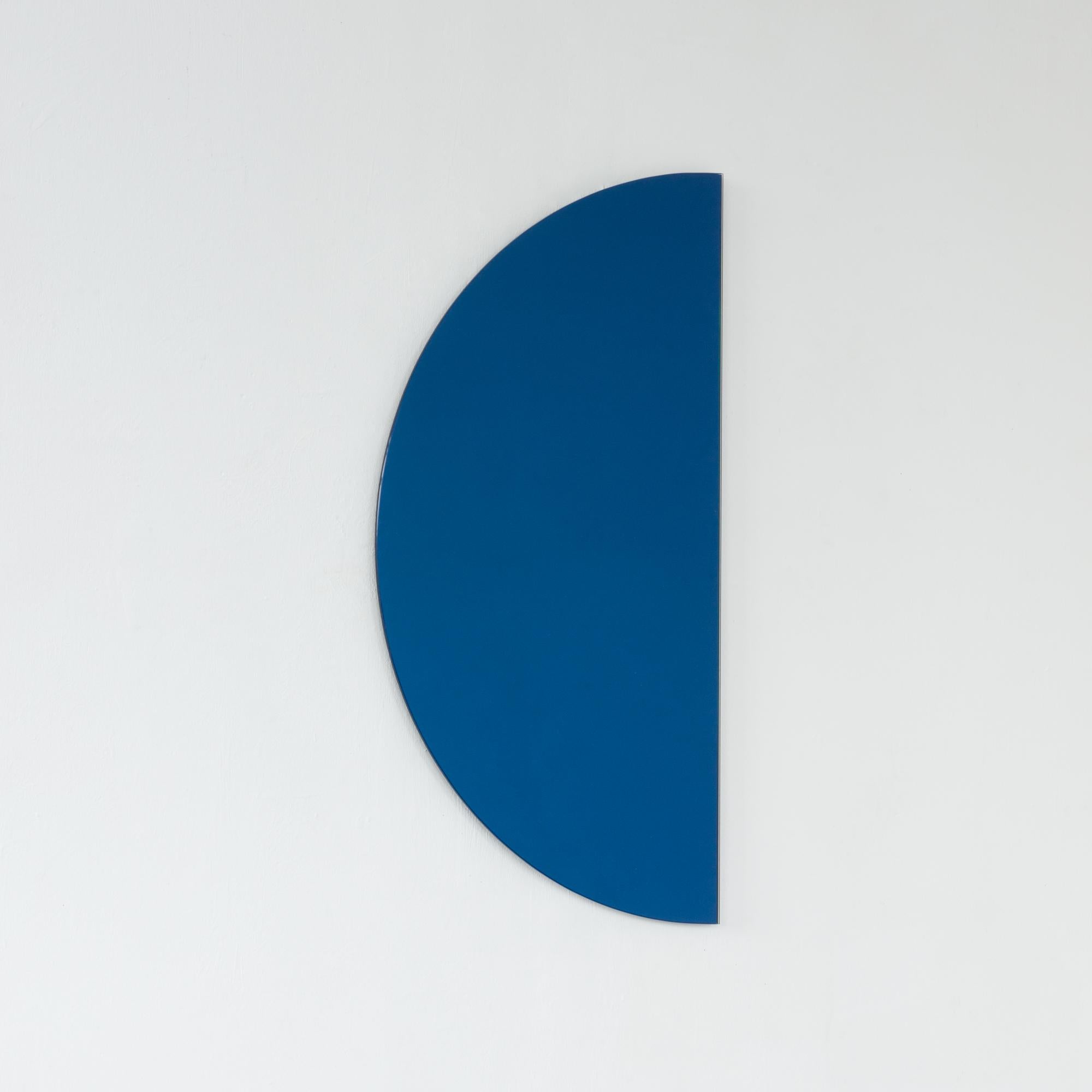 Britannique Luna Half-Moon Blue Tinted Semi-circular Contemporary Frameless Mirror (miroir contemporain sans cadre), Large en vente