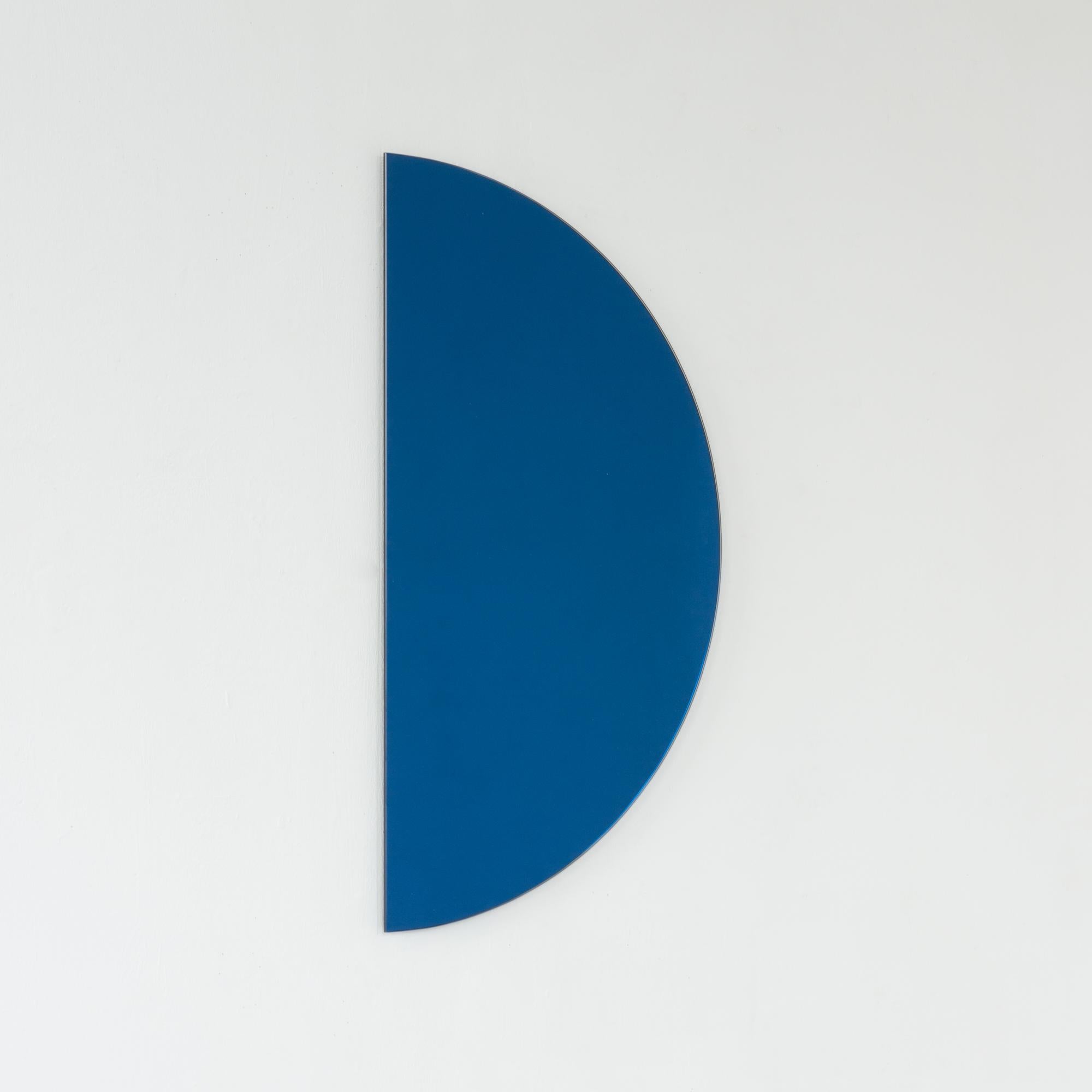 Luna Half-Moon Blue Tinted Semi-circular Contemporary Frameless Mirror (miroir contemporain sans cadre), Large Neuf - En vente à London, GB