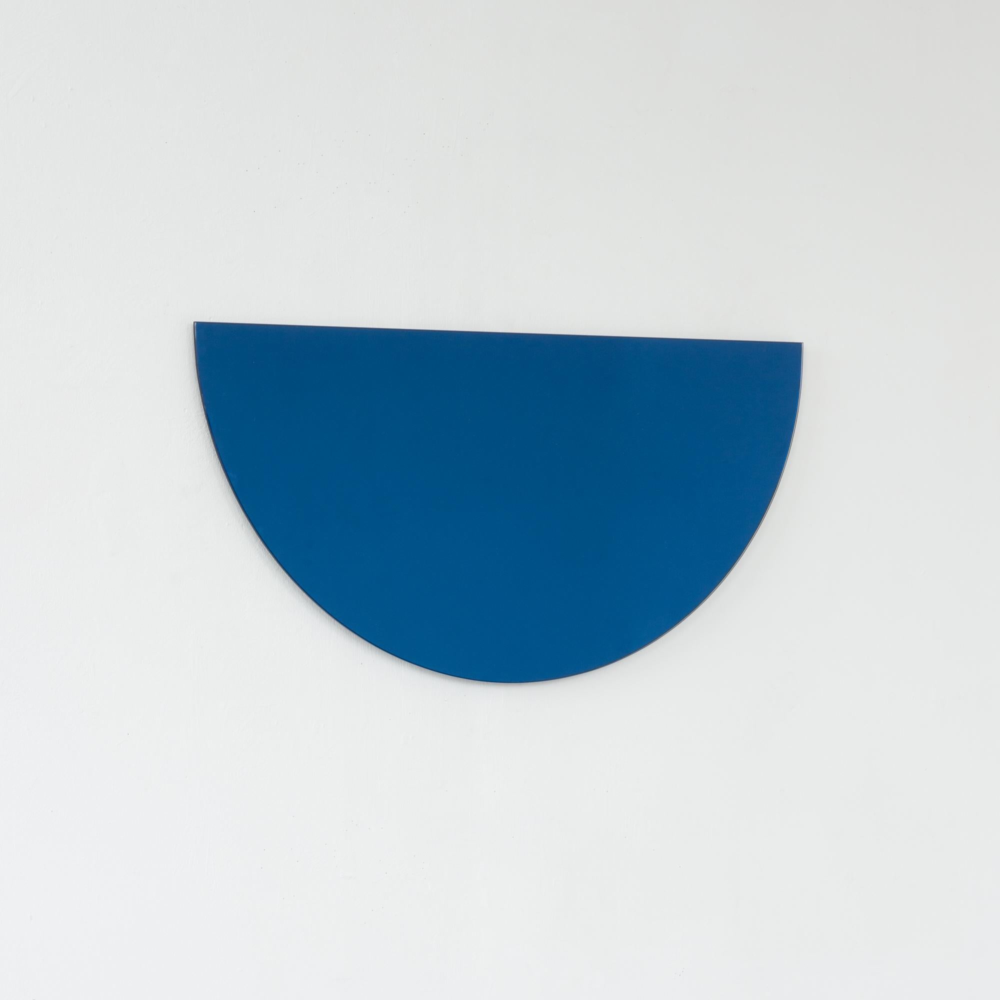 Miroir Luna Half-Moon Blue Tinted Semi-circular Contemporary Frameless Mirror (miroir contemporain sans cadre), Large en vente