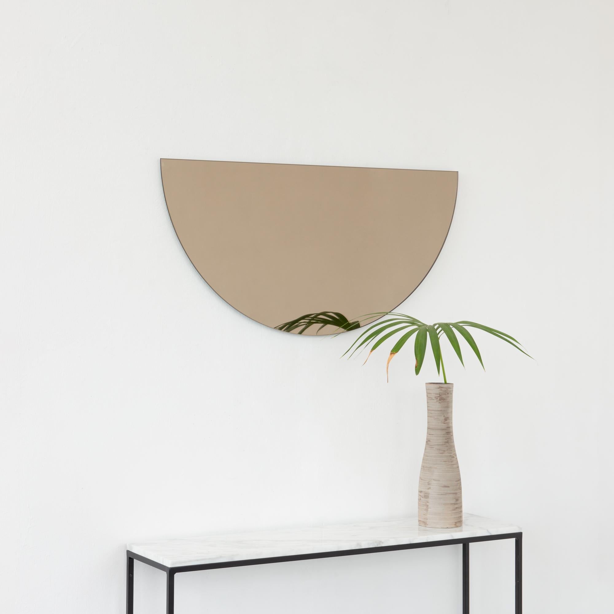 Luna Halbmond Bronze getönter halbrunder minimalistischer rahmenloser Spiegel, groß (Britisch) im Angebot