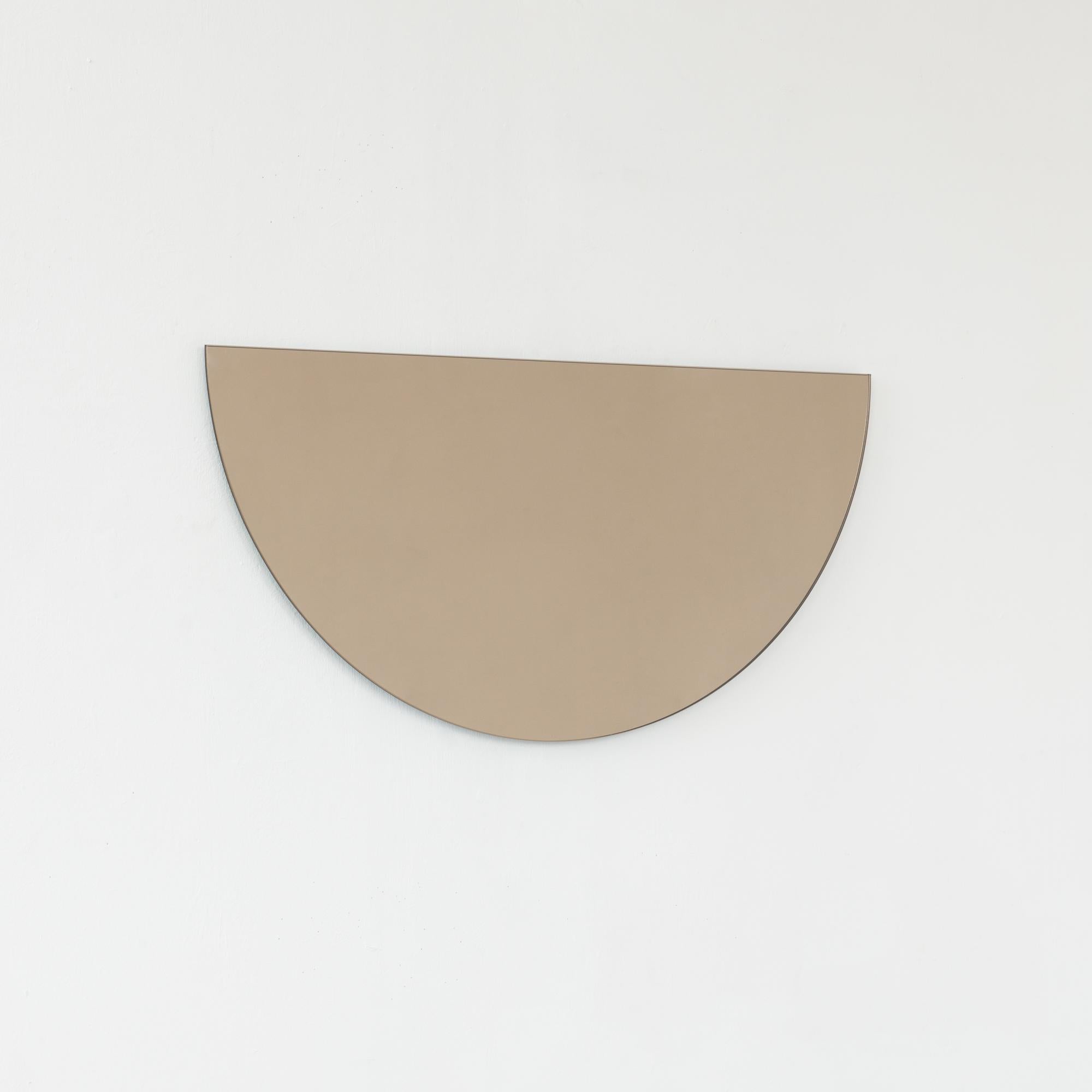 Miroir semi-circulaire teinté bronze demi-lune minimaliste sans cadre, XL en vente 1