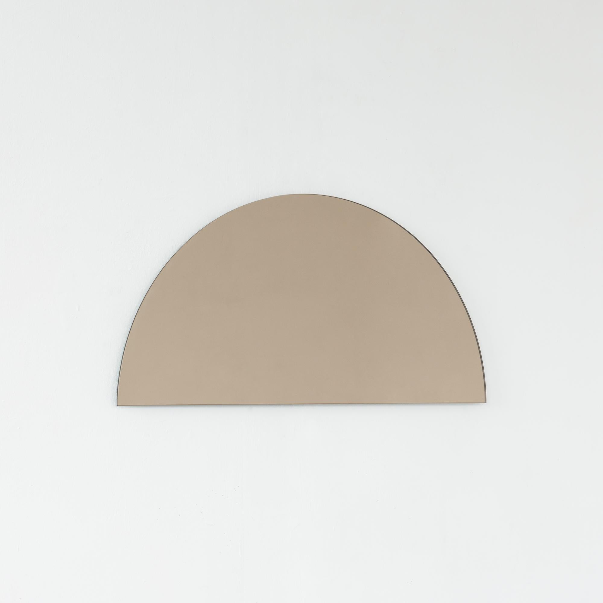 Luna Halbmond Bronze getönter halbrunder minimalistischer rahmenloser Spiegel, groß (Bronziert) im Angebot