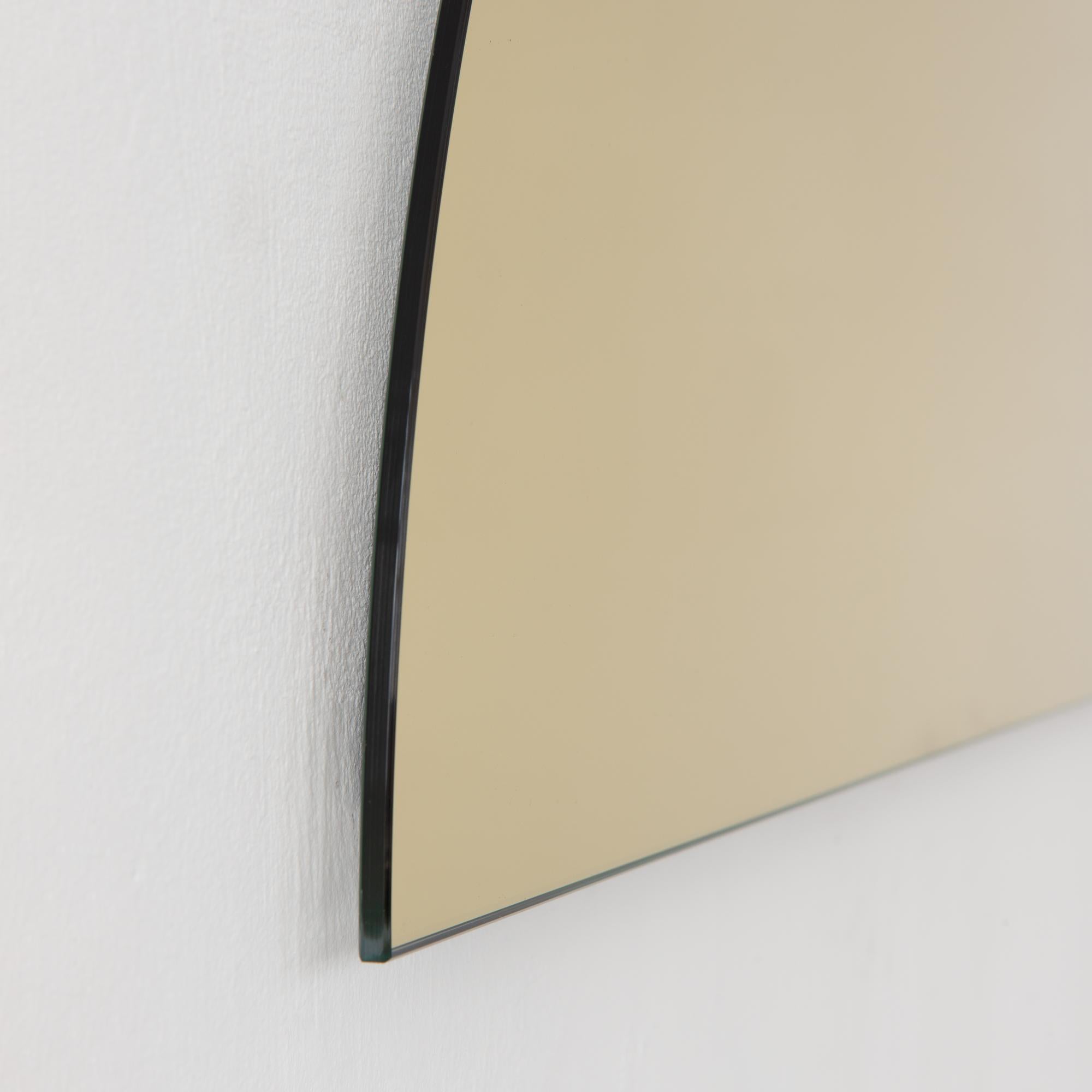 Luna Halbmond Gold getönter rahmenloser minimalistischer halbkreisförmiger Spiegel, Medium im Angebot 2