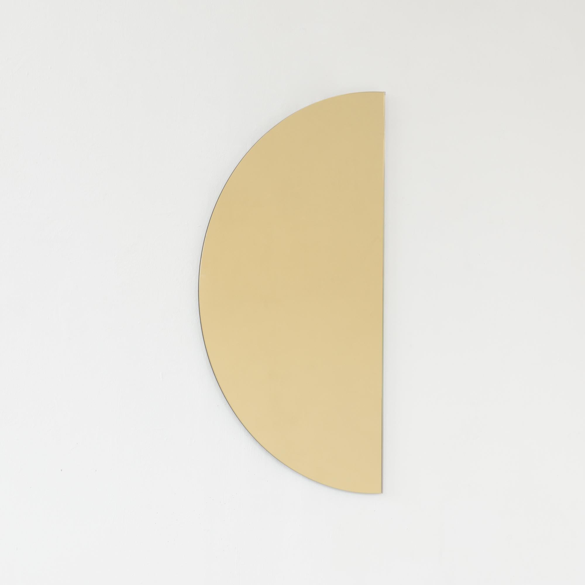 Luna Halbmond Gold getönter rahmenloser minimalistischer halbkreisförmiger Spiegel, Medium (Organische Moderne) im Angebot