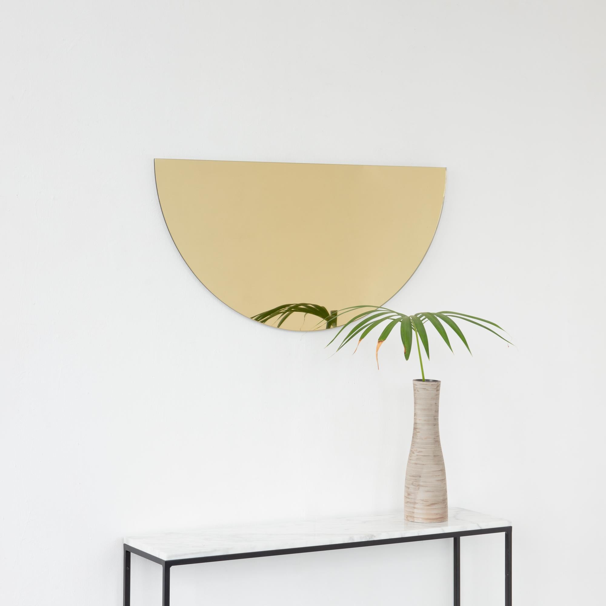 Luna Halbmond Gold getönter rahmenloser minimalistischer halbkreisförmiger Spiegel, Medium (Britisch) im Angebot