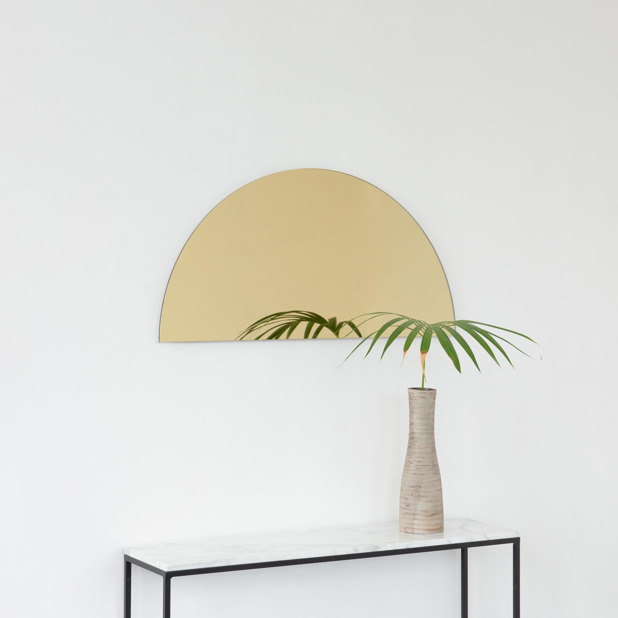 Luna Half-Moon Gold Tinted Frameless Minimalist Semi-circular Mirror, Medium (miroir semi-circulaire minimaliste sans cadre) en vente 2