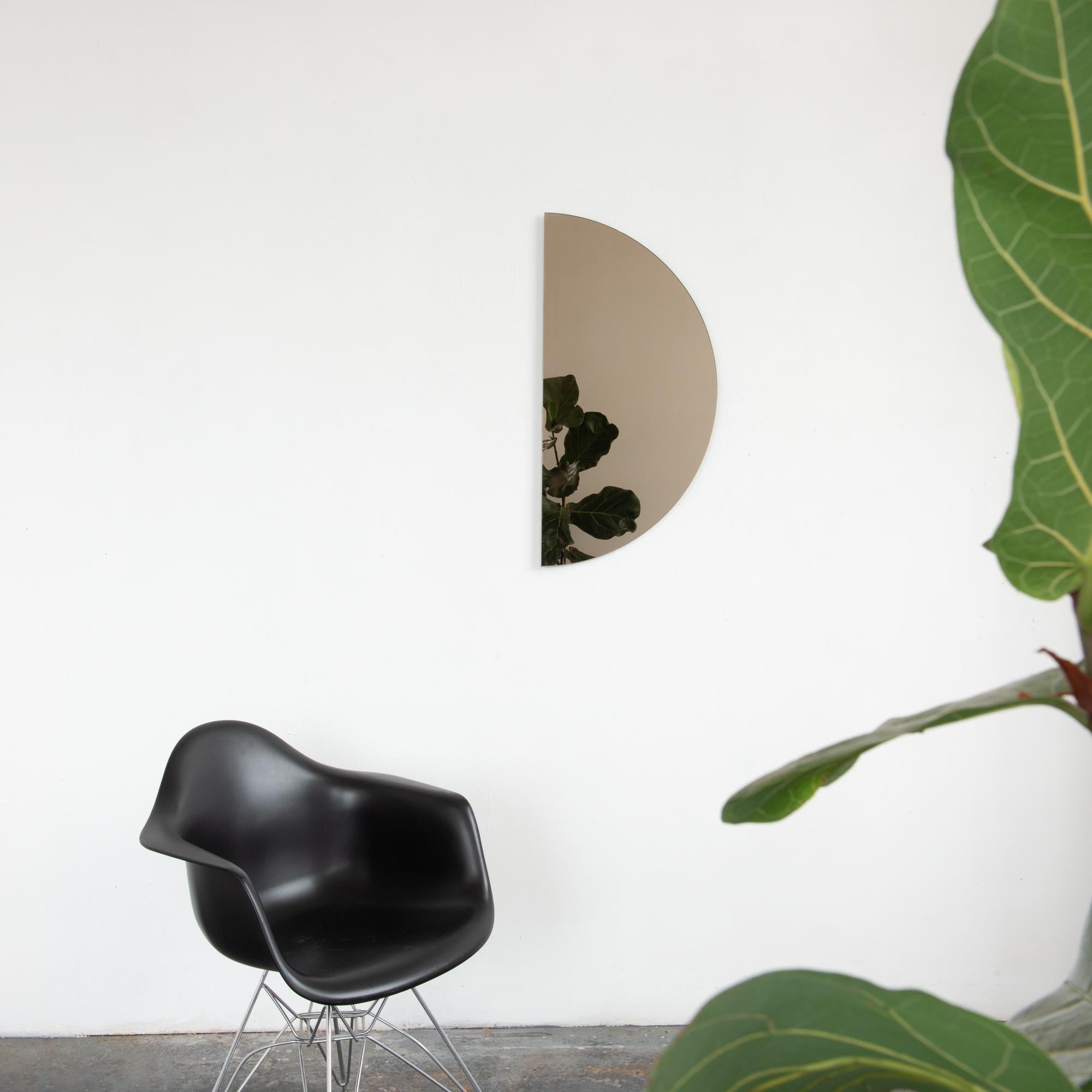 Organique Miroir semi-circulaire Luna à cadre minimaliste teinté bronze, moyen en vente