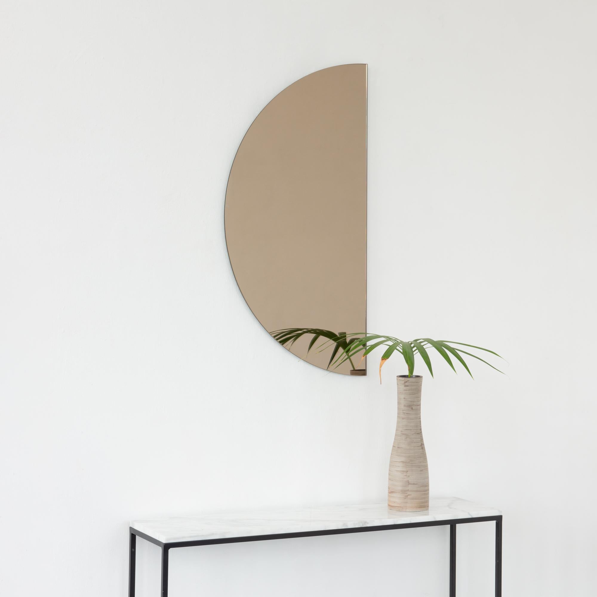 Britannique Miroir semi-circulaire Luna à cadre minimaliste teinté bronze, moyen en vente