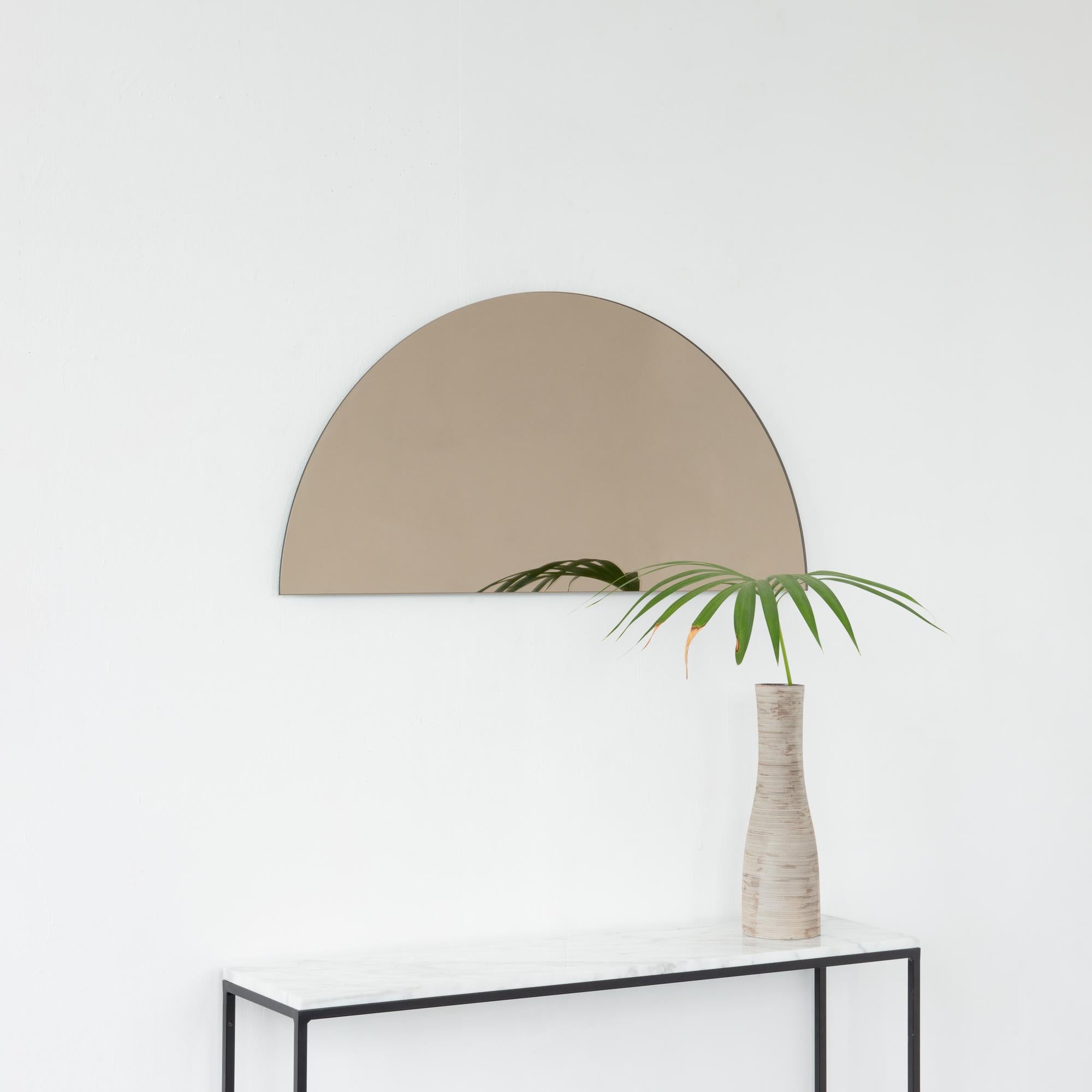 Effet bronze Miroir semi-circulaire Luna à cadre minimaliste teinté bronze, moyen en vente