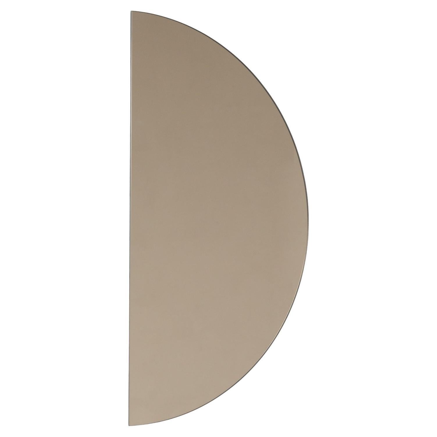 Miroir semi-circulaire Luna à cadre minimaliste teinté bronze, moyen en vente