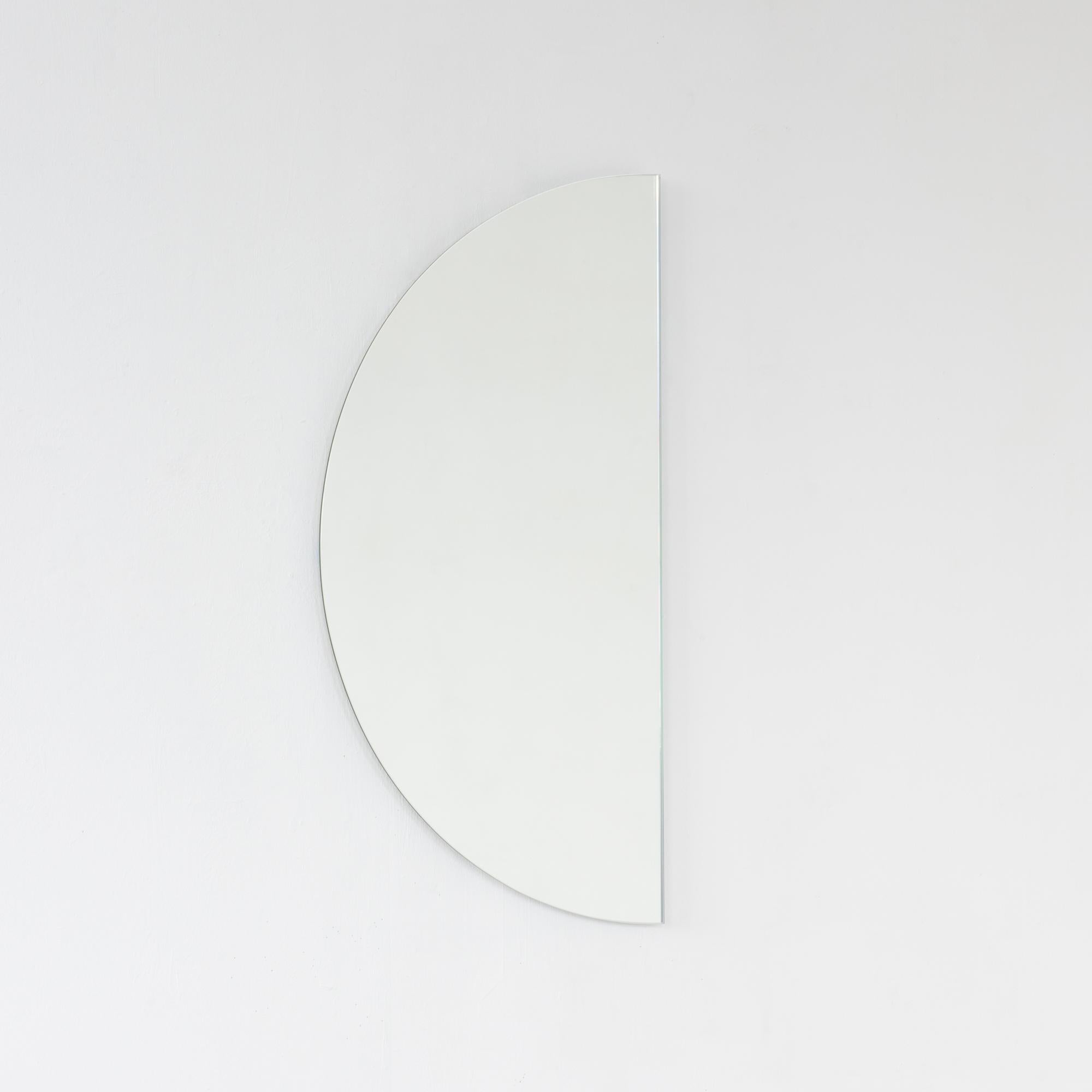 Luna Halbmond halbkreisförmiger Contemporary rahmenloser Spiegel Schwebeeffekt, XL (Moderne) im Angebot