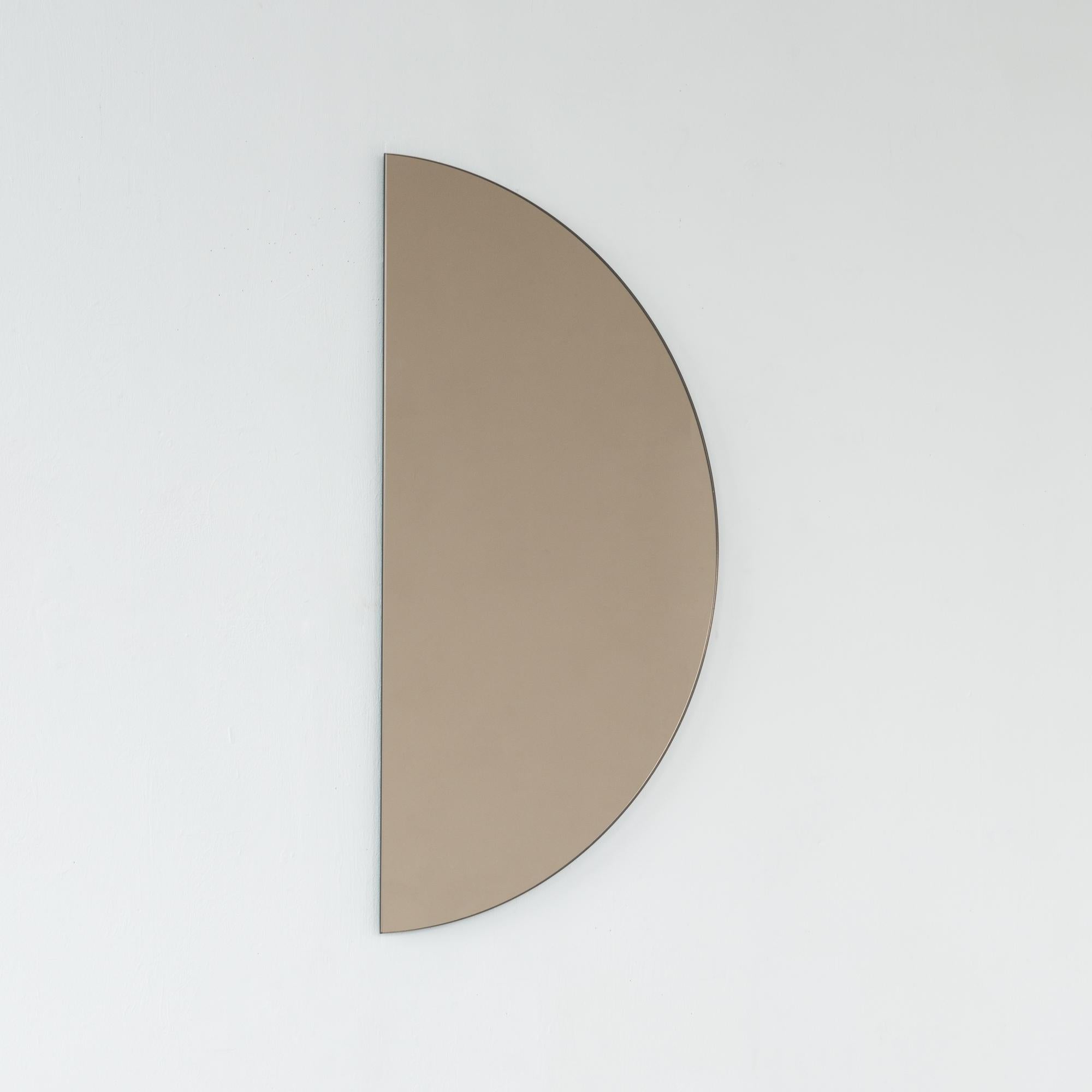 Luna Miroir contemporain sans cadre, demi-lune, semi-circulaire, teinté bronze, régulier en vente 1