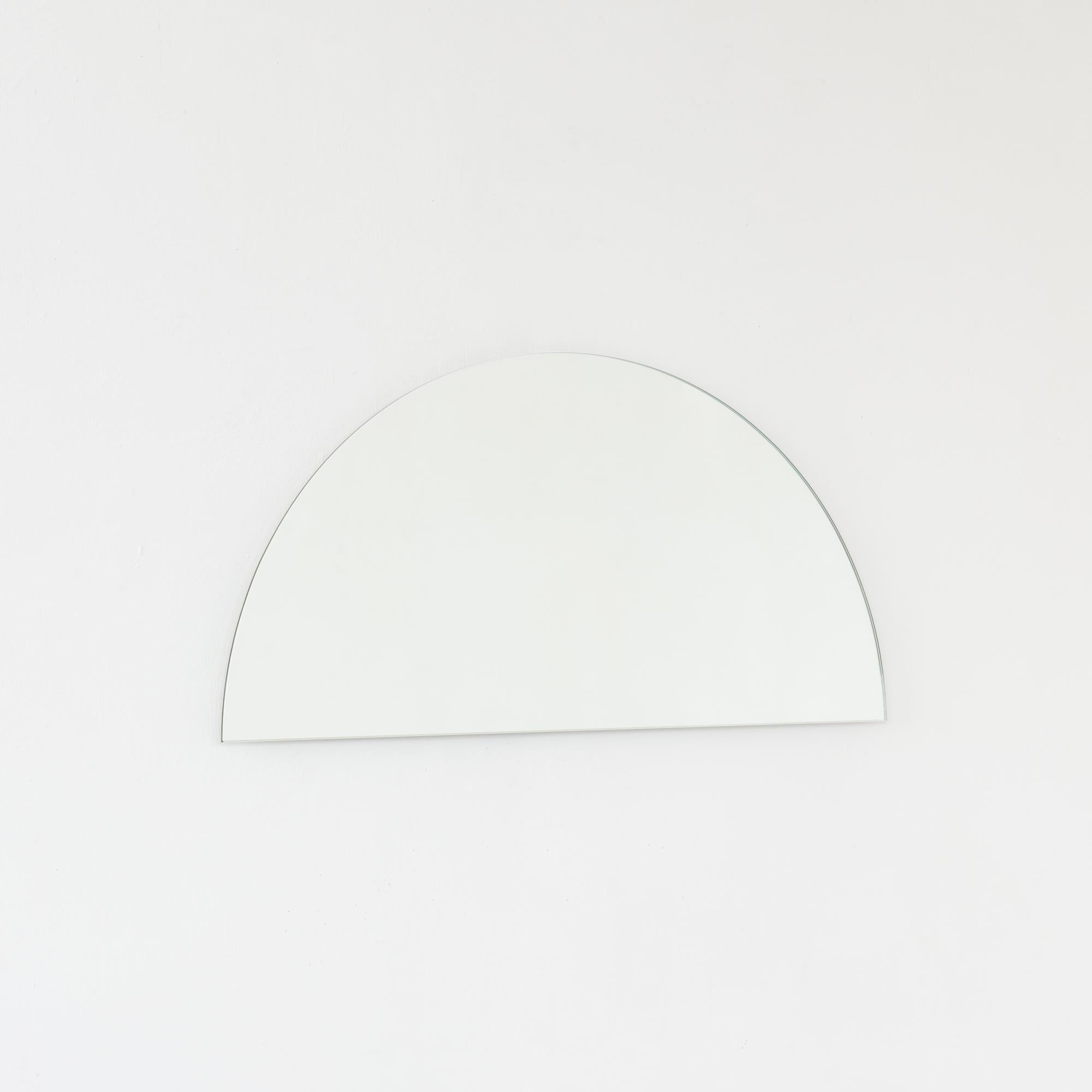 Moderne Luna Miroir semi-circulaire contemporain sans cadre, régulier en vente
