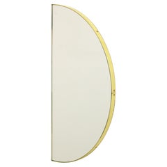 Miroir semi-circulaire minimaliste Luna à demi-lune avec cadre en laiton, moyen