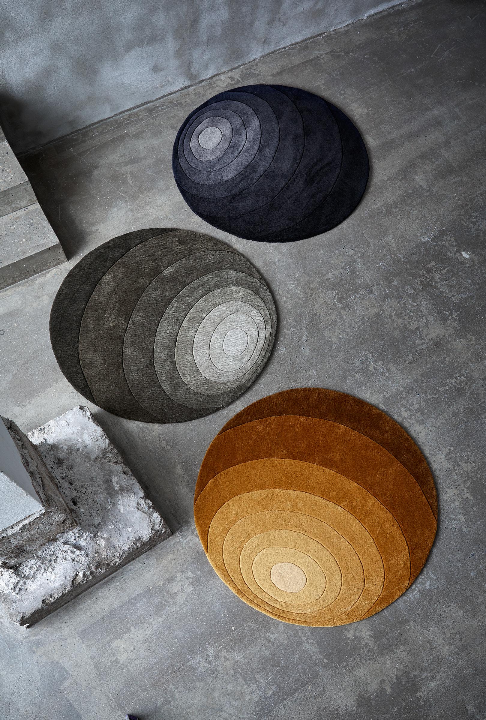 Achtfarbiger Teppich mit organischem Kreismuster, entworfen von Verner Panton.

Material:
100% neuseeländische Wolle
Handgetuftet

Farbe:
Ton-in-Ton dunkelgelb.