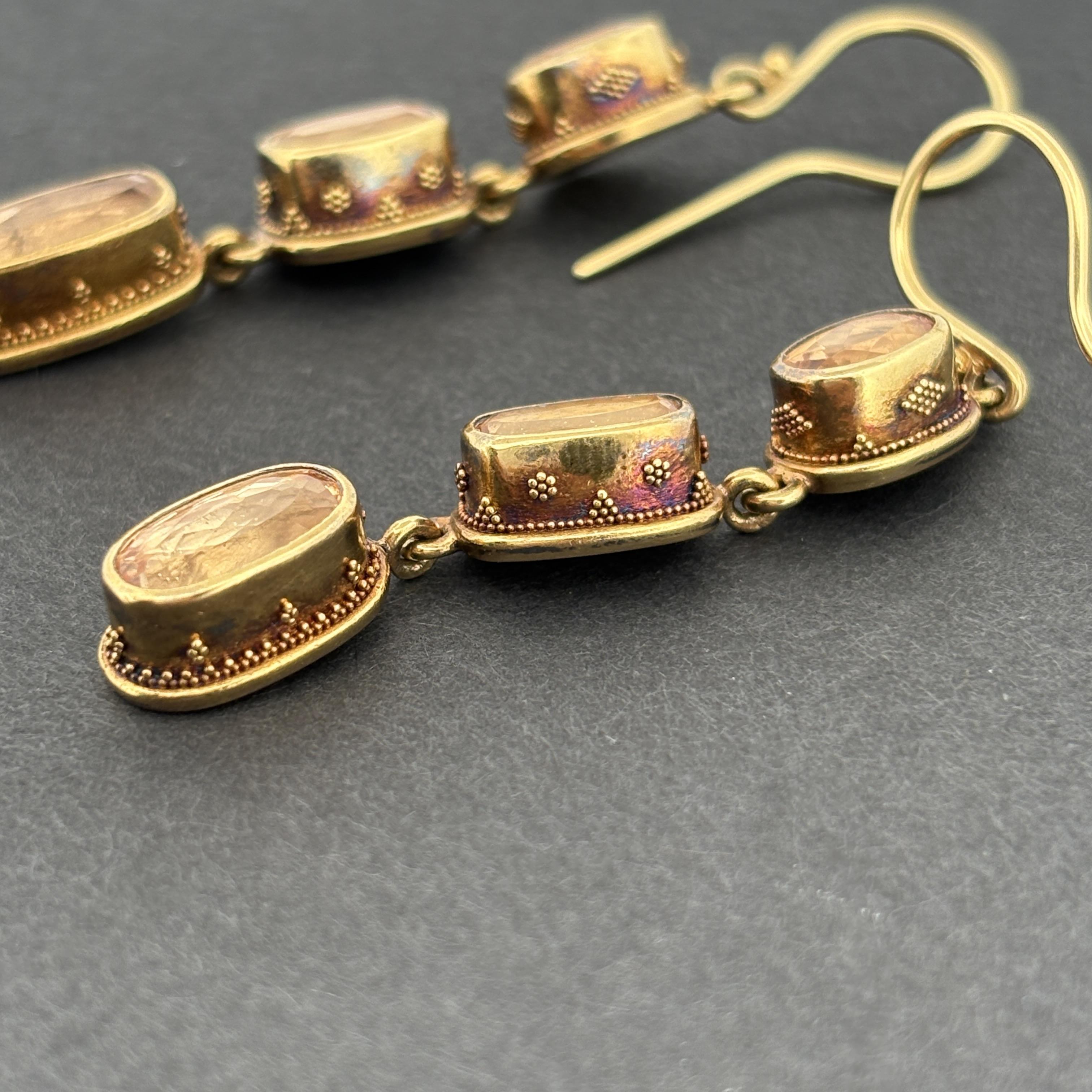 Orecchini pendenti in oro giallo 22K firmati LUNA - Est. 11,19ctw

Realizzati a mano in ricco oro giallo 22k, questi straordinari orecchini pendenti presentano tre gemme sfaccettate incastonate per lato, sospese in maglie articolate per un movimento