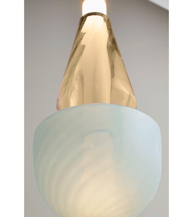 Die Luna Kaleido Collection'S spielt mit Textur, Farbe und Form, um das Licht zu verzerren und beim Blick durch das Glas magische optische Illusionen zu erzeugen. Die Luna Kaleido Large Pendelleuchte kombiniert sanft schillernde Farben mit