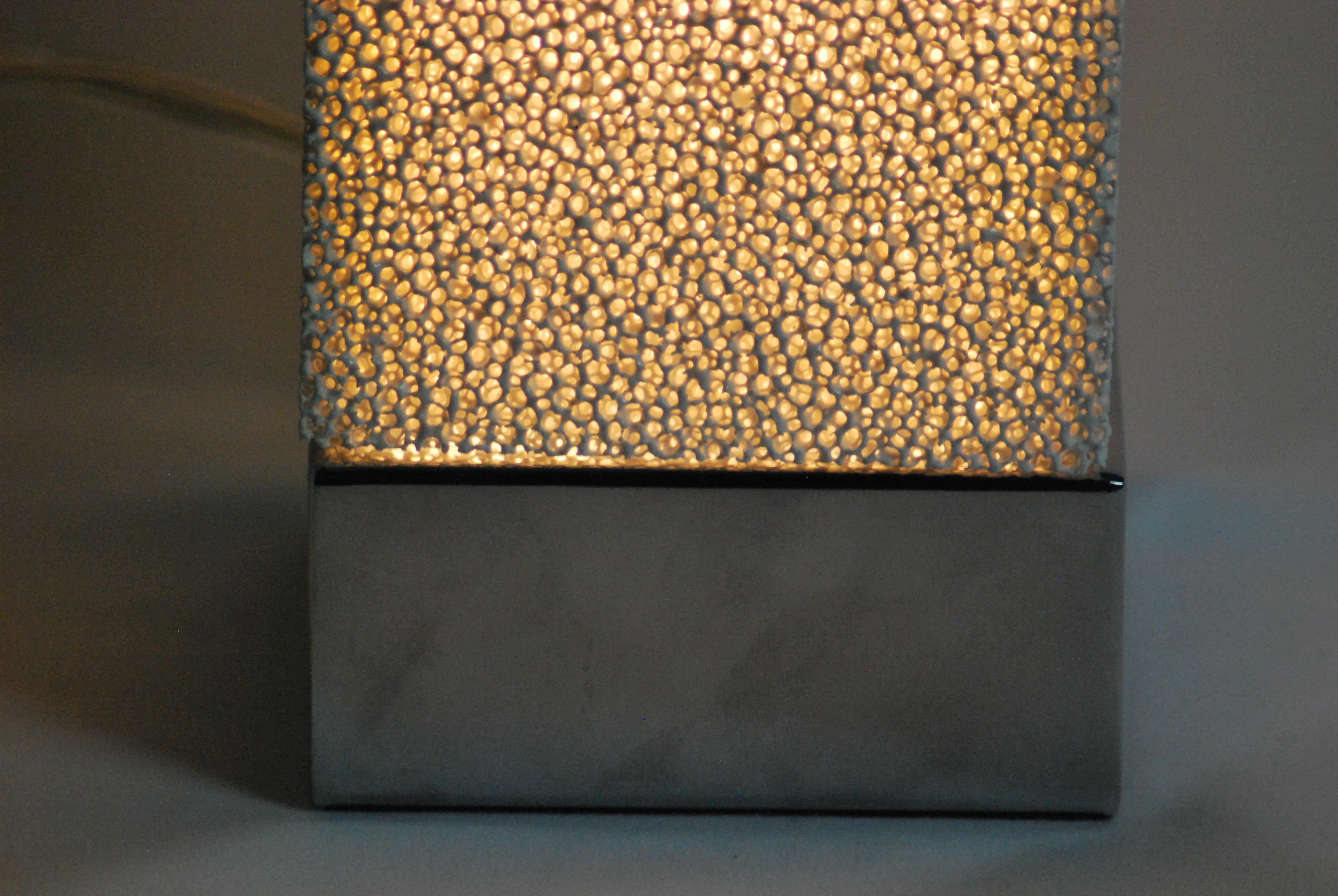 Lampe Luna, lampe de bureau à touches en céramique bleue et poreuse par Jordan Keaney Design en vente 3