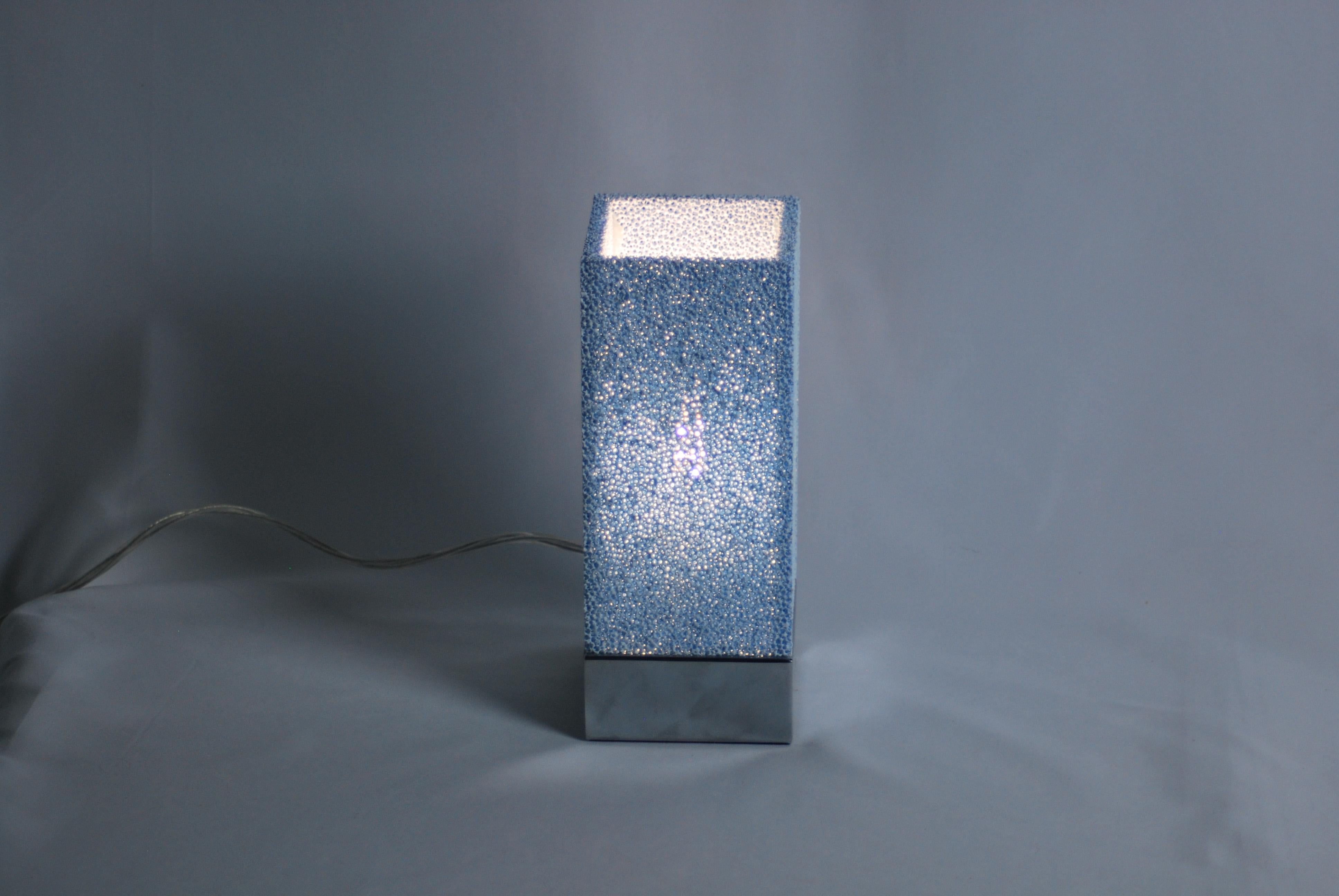Lampe Luna, lampe de bureau à touches en céramique bleue et poreuse par Jordan Keaney Design en vente 4