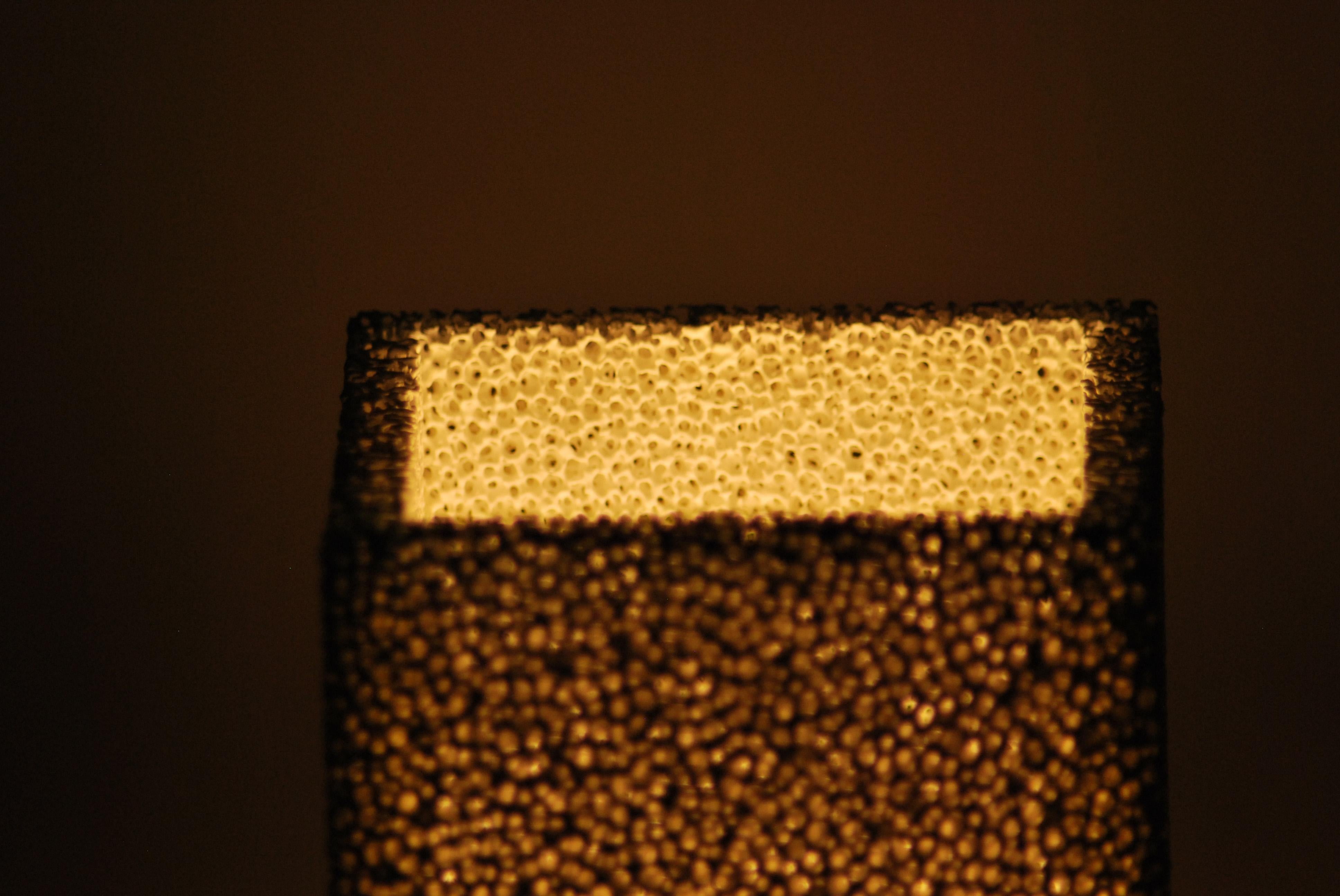 Alluminio Lampada Luna, blu, lampada da tavolo in ceramica porosa di Jordan Keaney Design in vendita