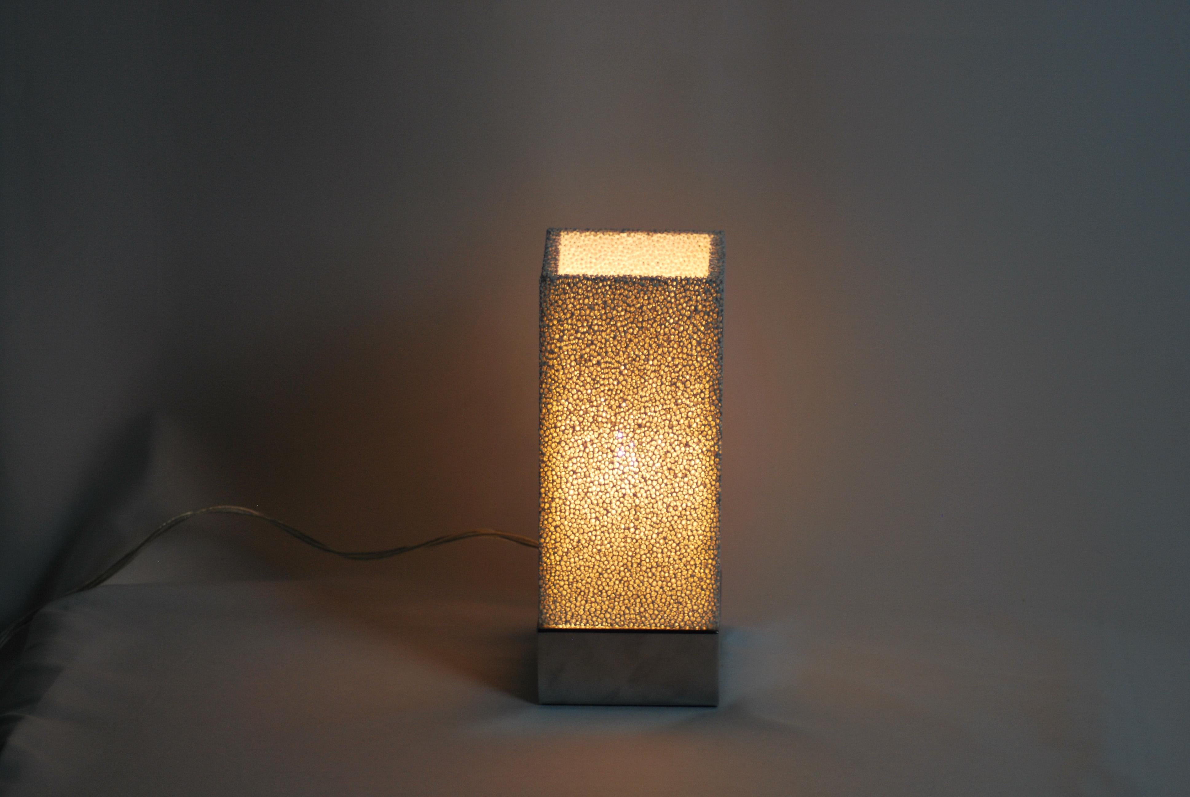 Sculpté à la main Lampe Luna, lampe de bureau à touches en céramique blanche et poreuse par Jordan Keaney Design en vente