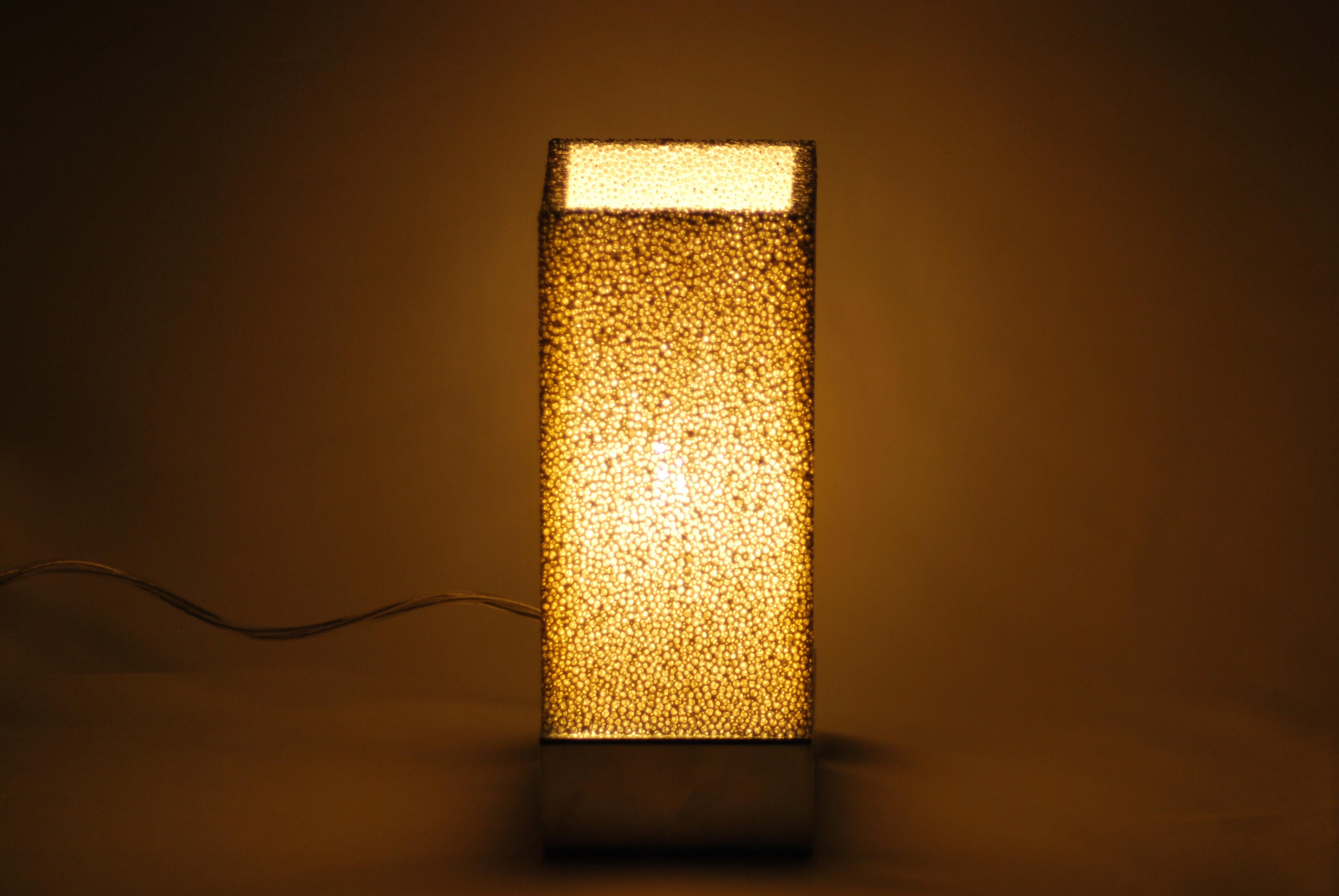 XXIe siècle et contemporain Lampe Luna, lampe de bureau à touches en céramique blanche et poreuse par Jordan Keaney Design en vente