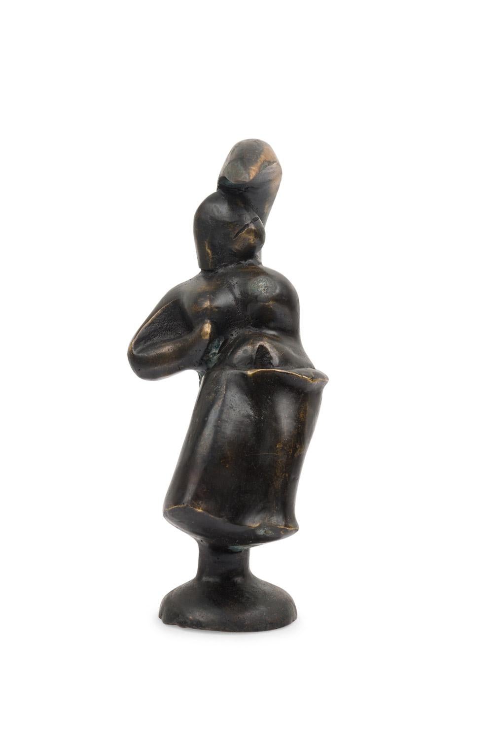 Zeitgenössische, handgeschmiedete, brutalistisch inspirierte Bronzeskulptur, die eine weibliche Figur in Form einer Mondsichel darstellt und mit einer ebonisierten Patina überzogen ist (Preis pro Stück) (\