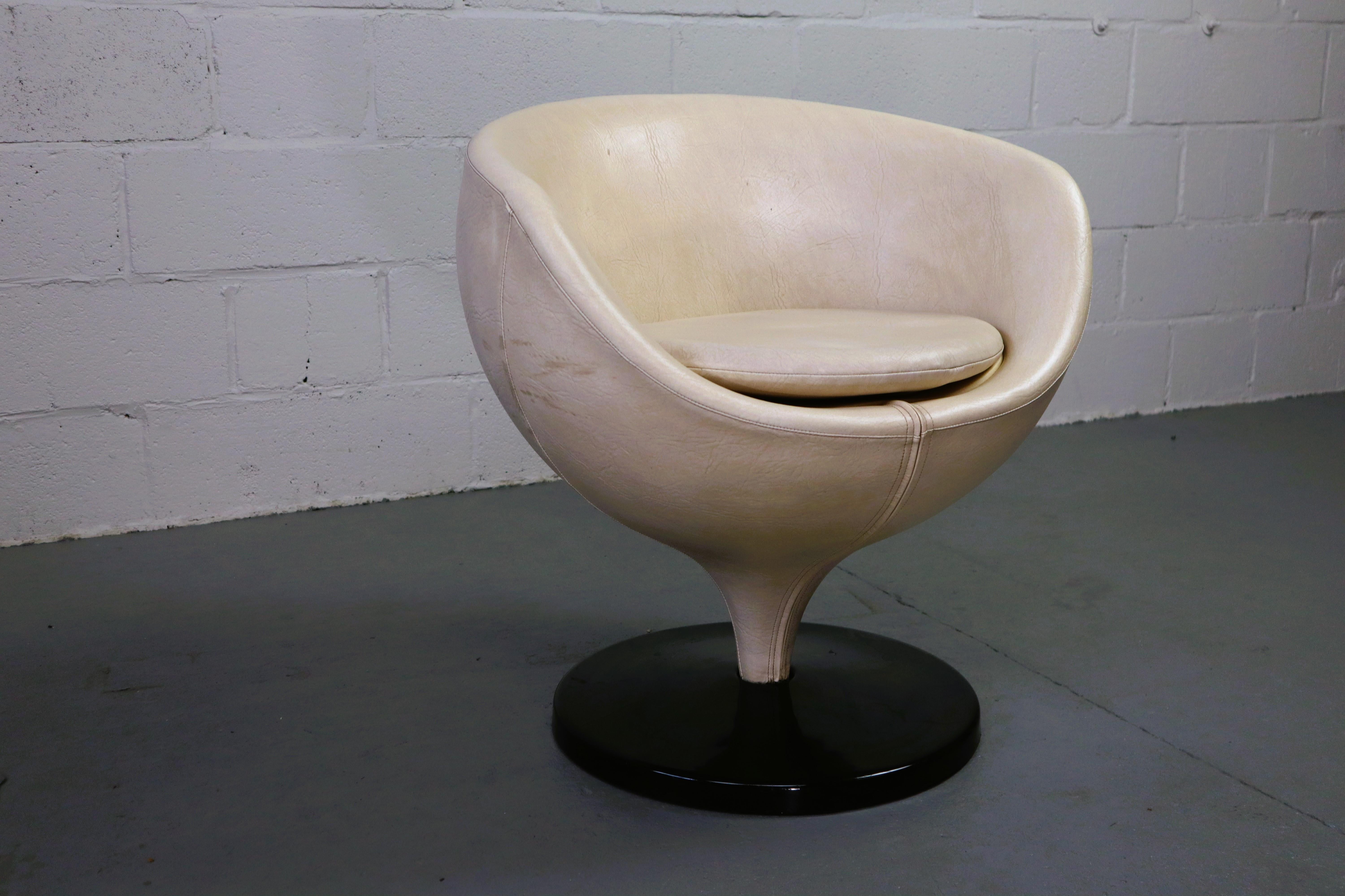 Luna swivel chair by Pierre Guariche for Meurop, 1960's. In Fair Condition In Langemark-Poelkapelle, BE